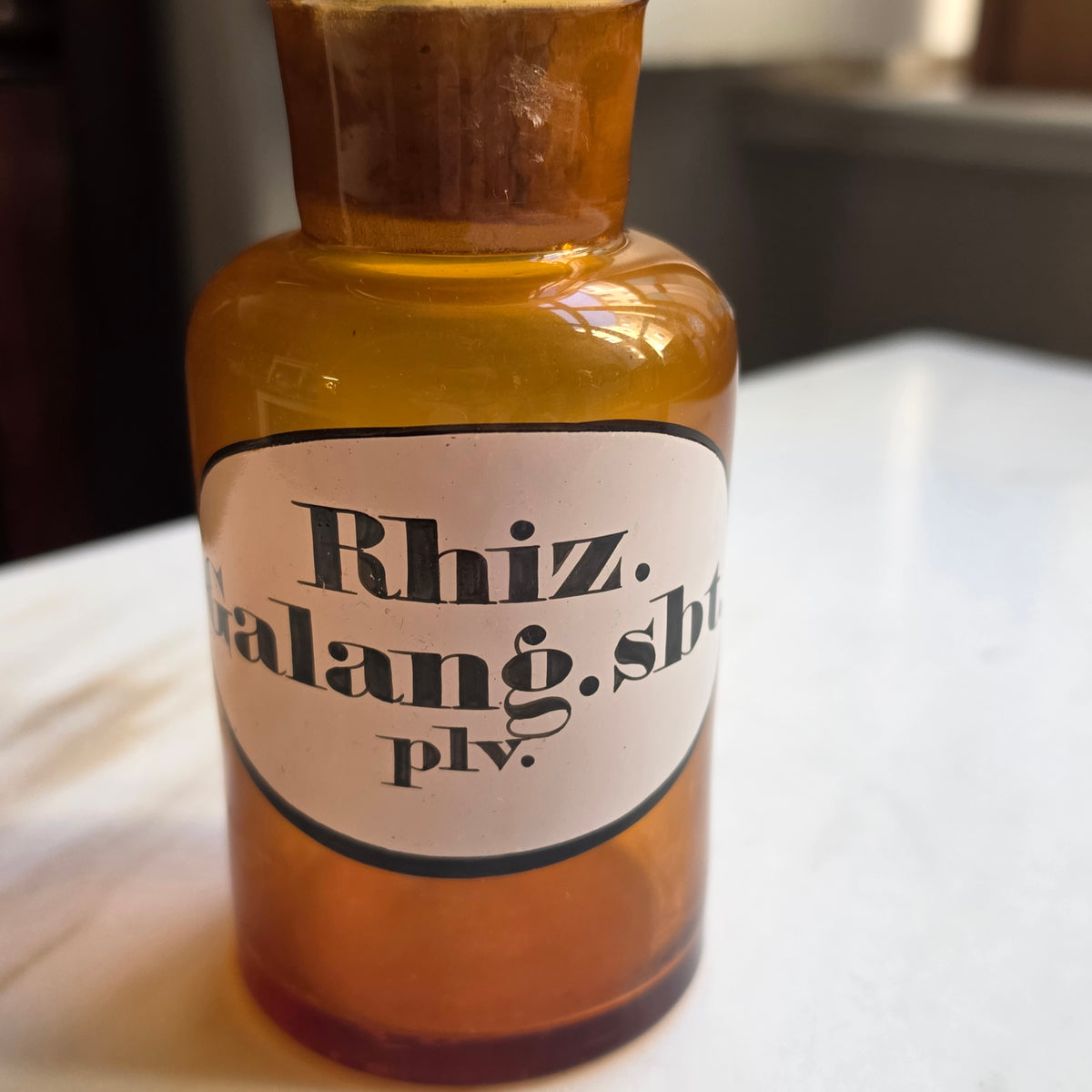 Antikes Apothekerglas / Standgefäß „Rhiz. Galang. sbt. plv.“ – Vintage Braunglas mit Korkverschluss