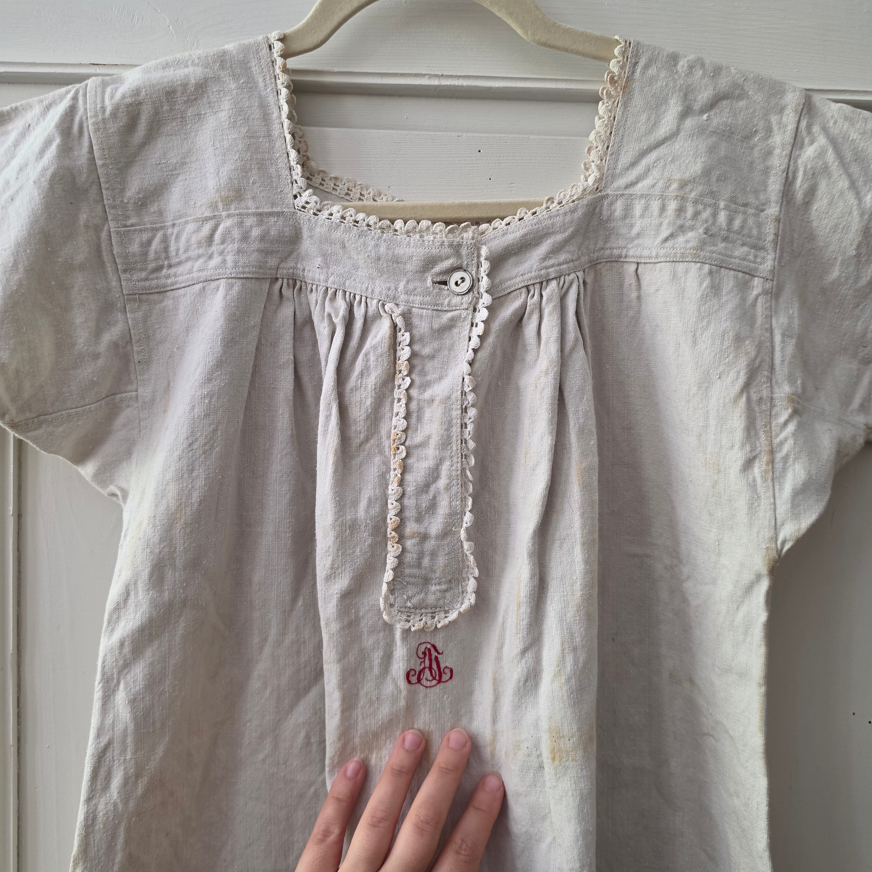 Authentisches Jugendstil-Nachthemd mit Geschichte und unverkennbarer Patina - um 1920 - Monogramm A.N.