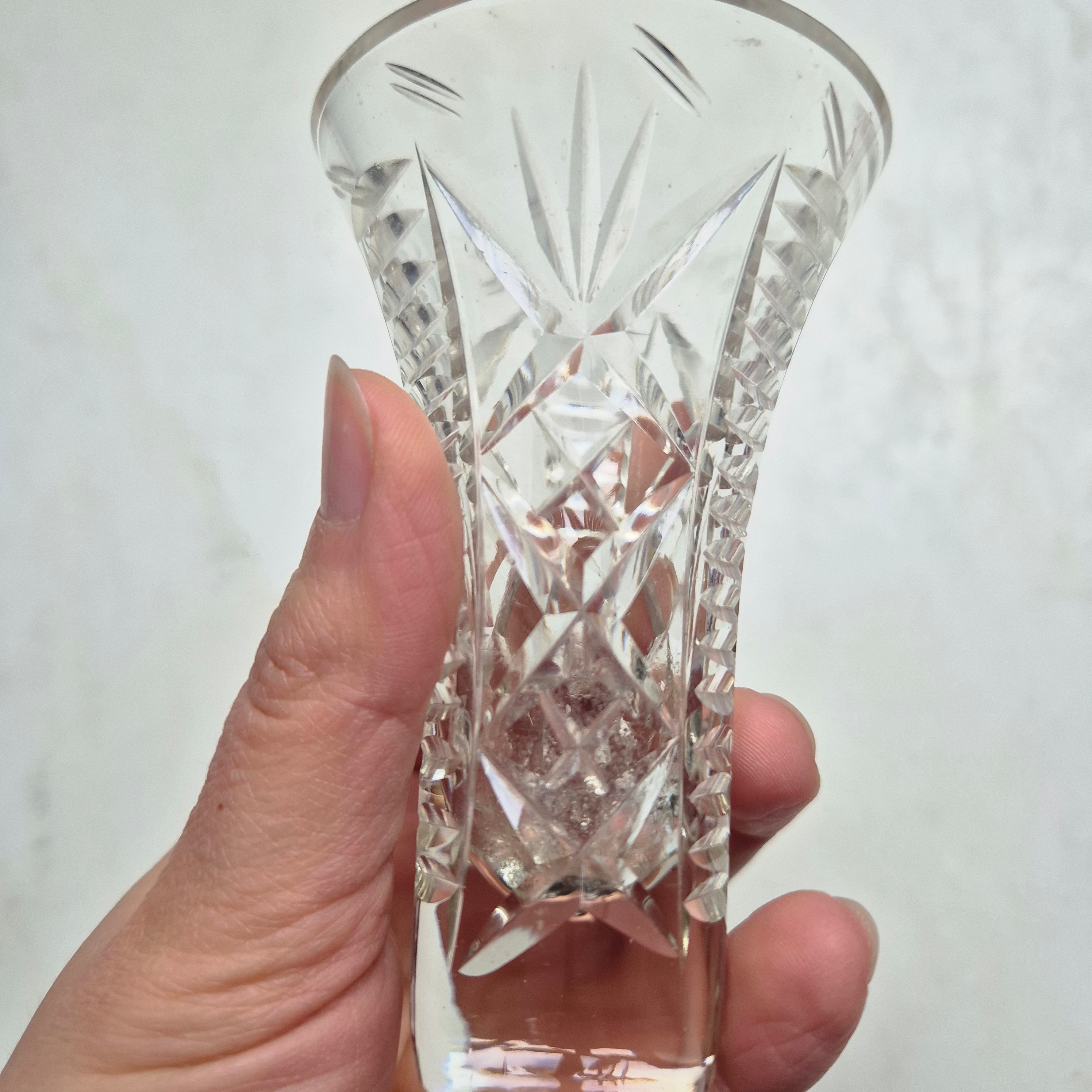 Vintage kleine Kristallvase auf Fuß