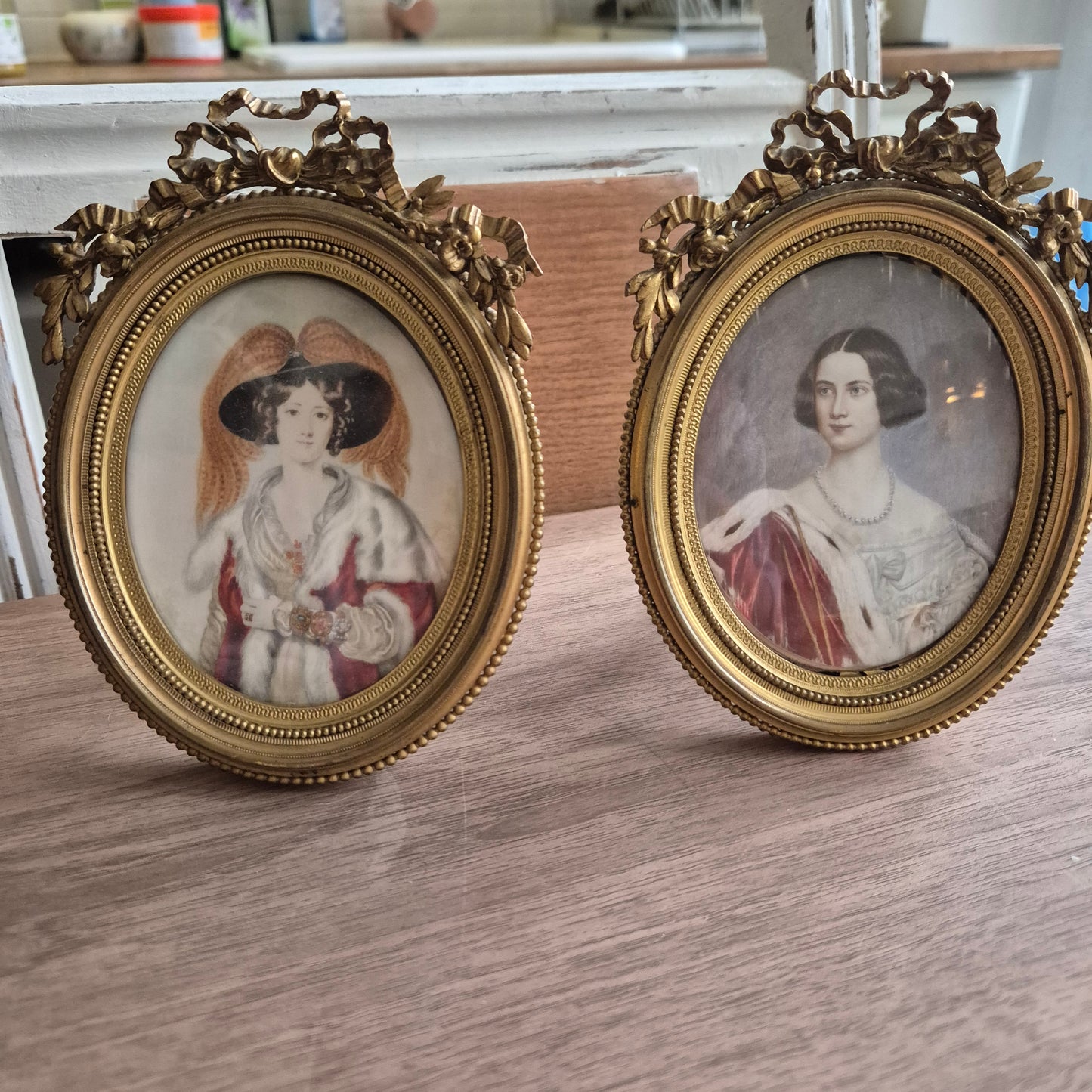 Antike viktorianische Miniaturmalerei / Lupenmalerei Porträt auf Porzellan / Leder in Messing gerahmt