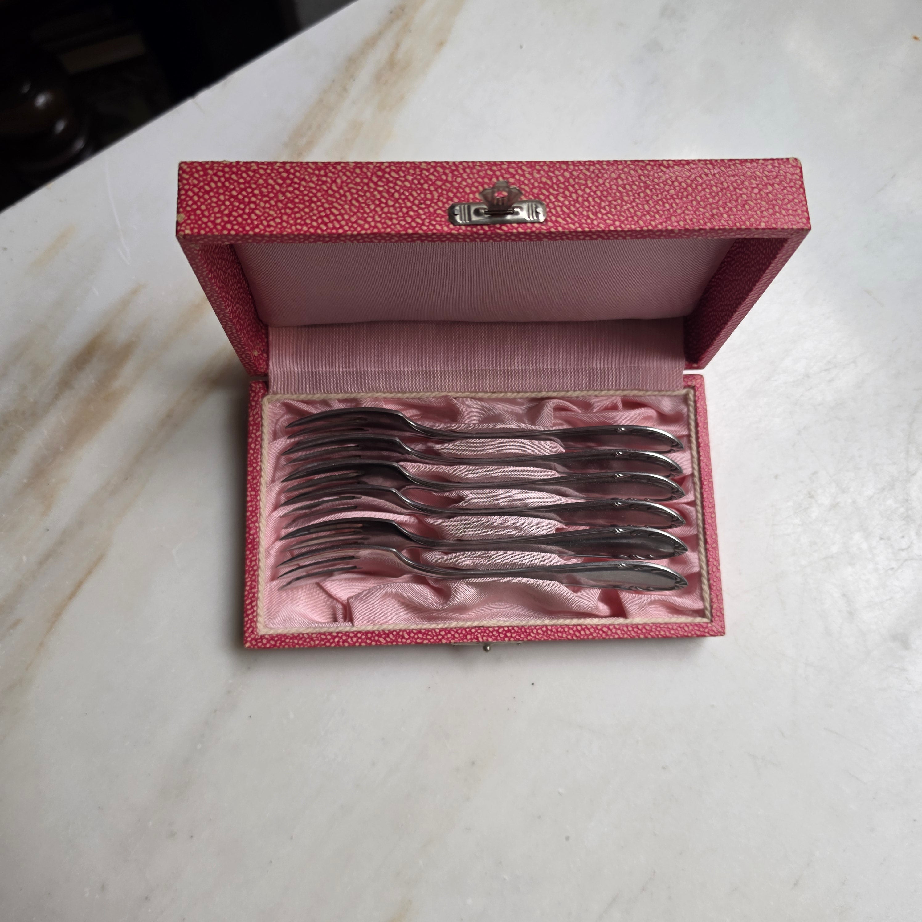 Vintage Kuchengabeln Set (6-teilig) in rosa Schatulle – Klassisches Dessertbesteck aus Edelstahl