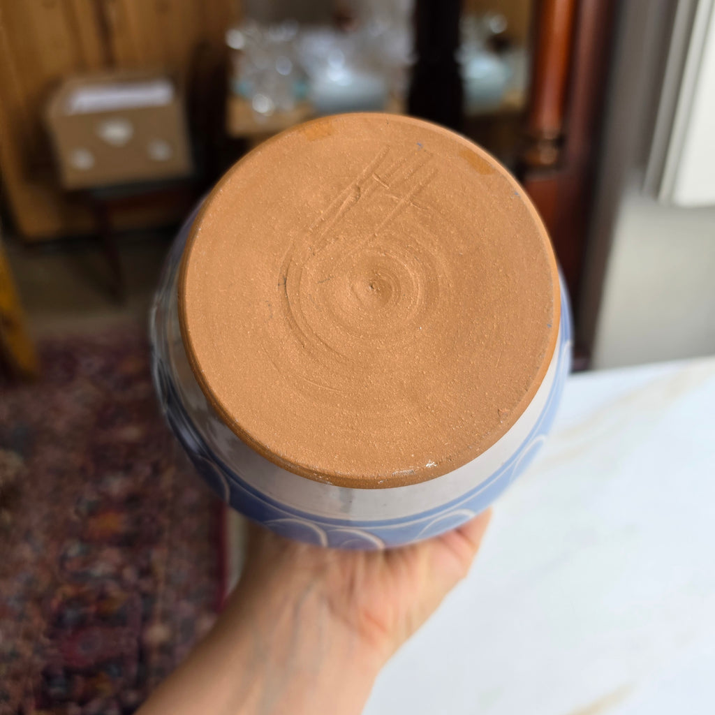 Vintage Keramik-Krug mit Ritzdekor – Blau-Weiß – Handarbeit