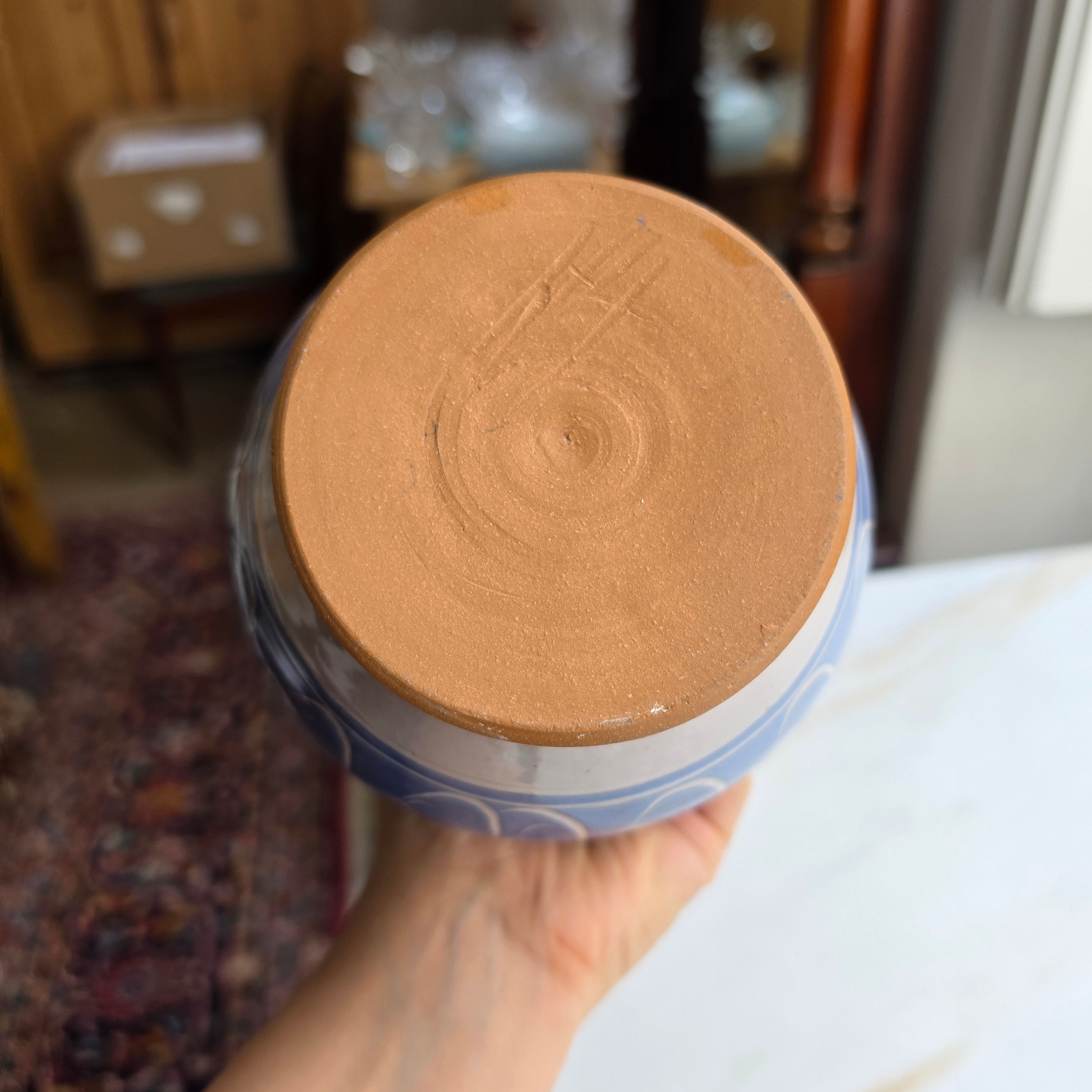 Vintage Keramik-Krug mit Ritzdekor – Blau-Weiß – Handarbeit
