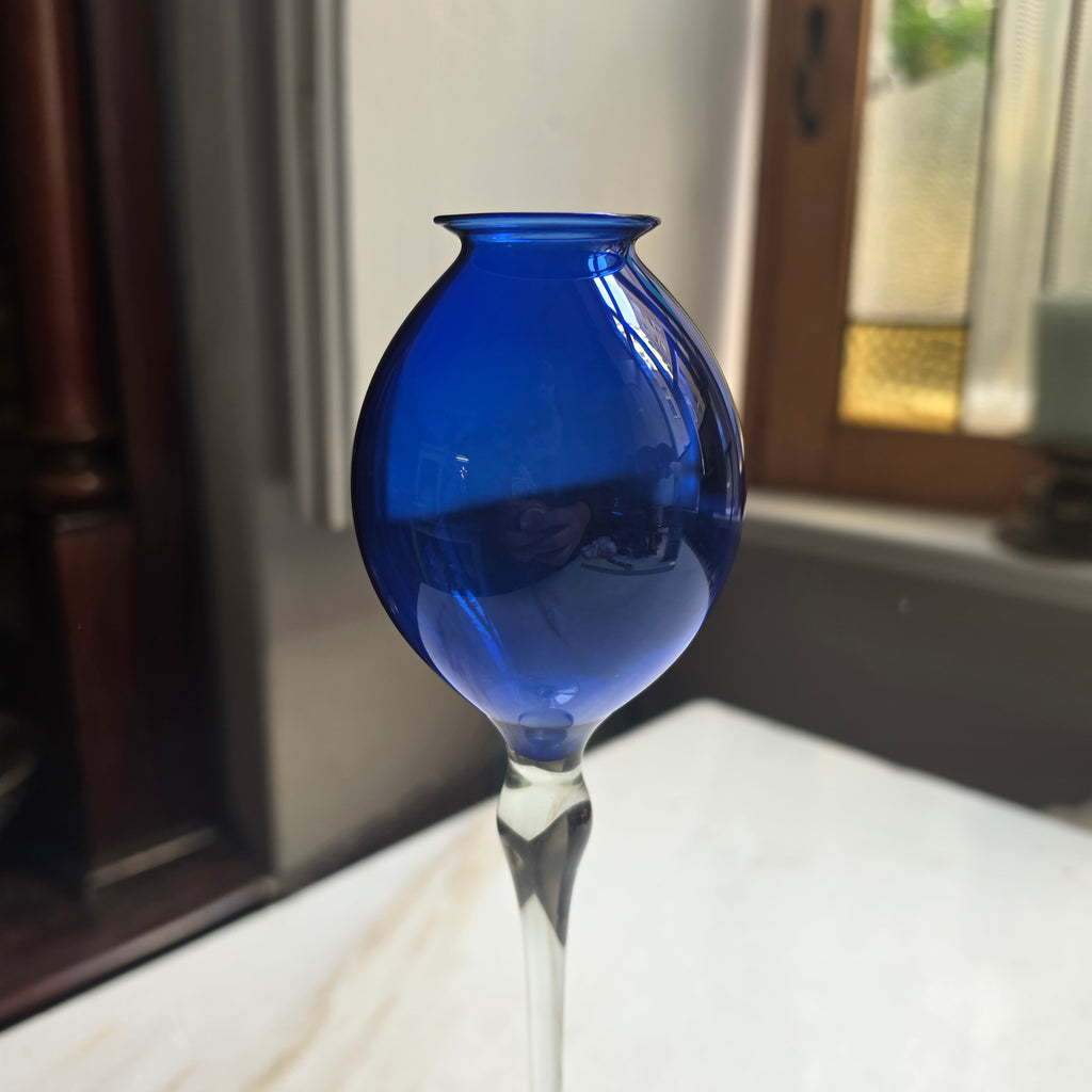 Elegante Mundgeblasene Solitär-Vase aus Kobaltblauem Glas mit Langem Stiel