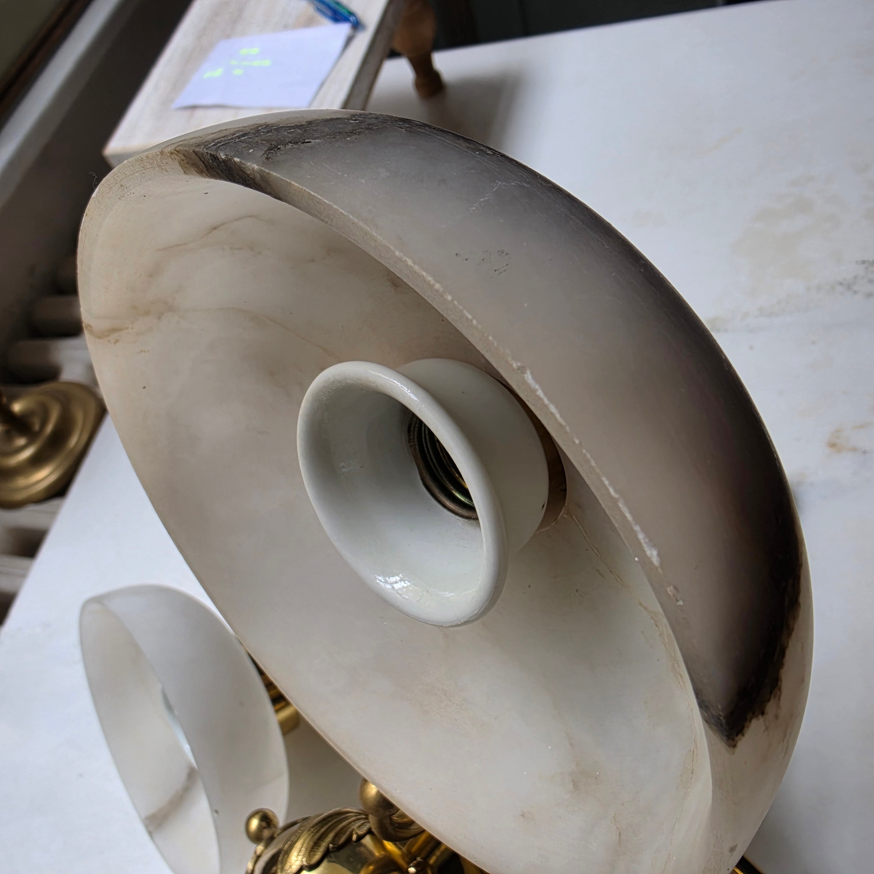 Art Jugendstil Deckenlampe - 3-armig mit Marmoroptik Glasschalen und Messing