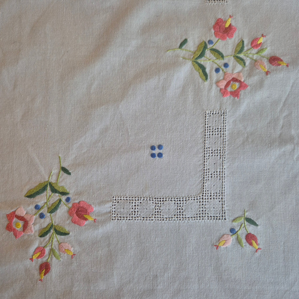 Vintage Tischdecke Baumwolle mit Blumenstickerei und durchbrochener Spitze 83x83cm