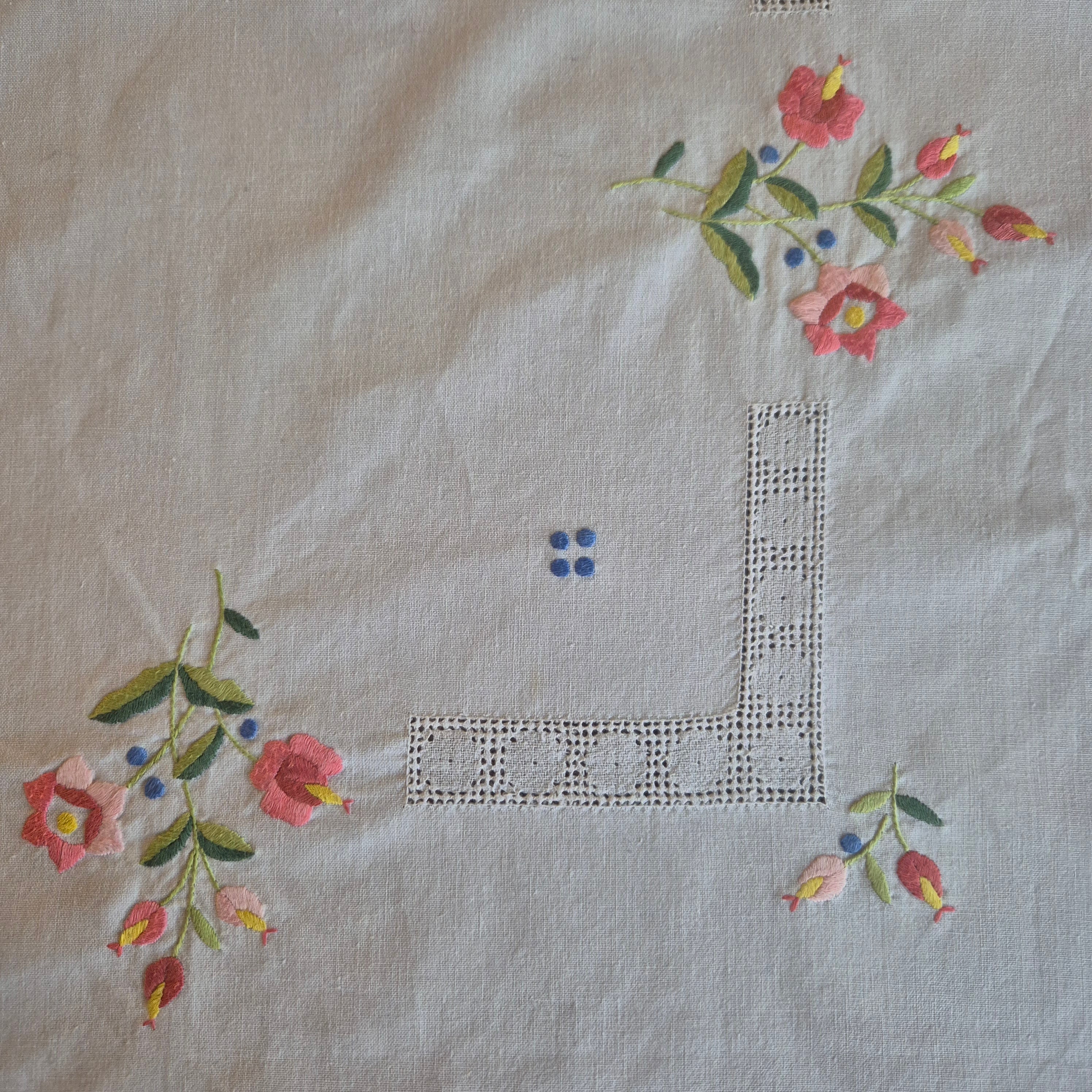 Vintage Tischdecke Baumwolle mit Blumenstickerei und durchbrochener Spitze 83x83cm