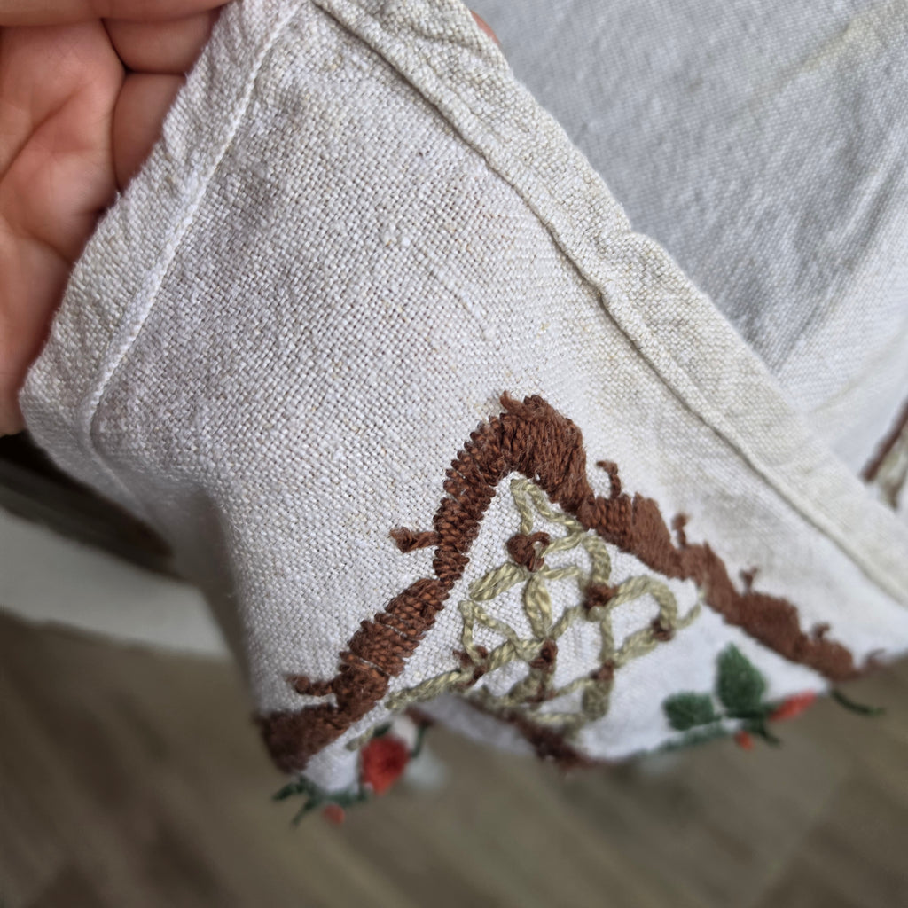Vintage Leinen-Tischdecke Handgestickt - Rustikale Decke mit Floralem Kurbelstick-Muster 140x150cm