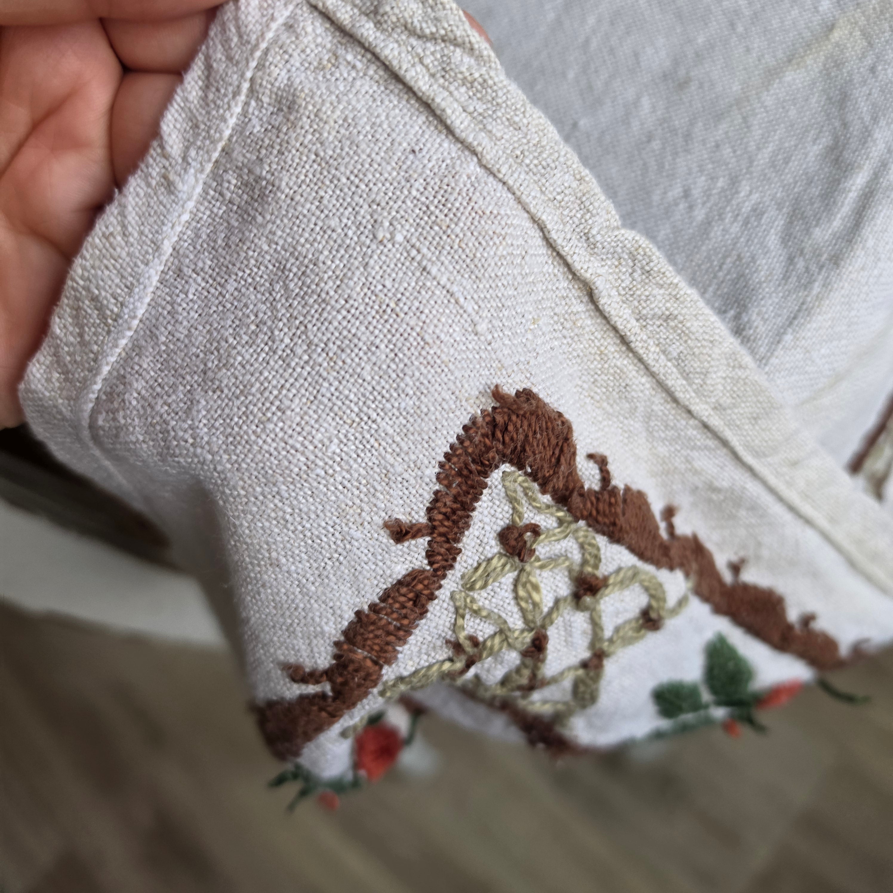 Vintage Leinen-Tischdecke Handgestickt - Rustikale Decke mit Floralem Kurbelstick-Muster 140x150cm