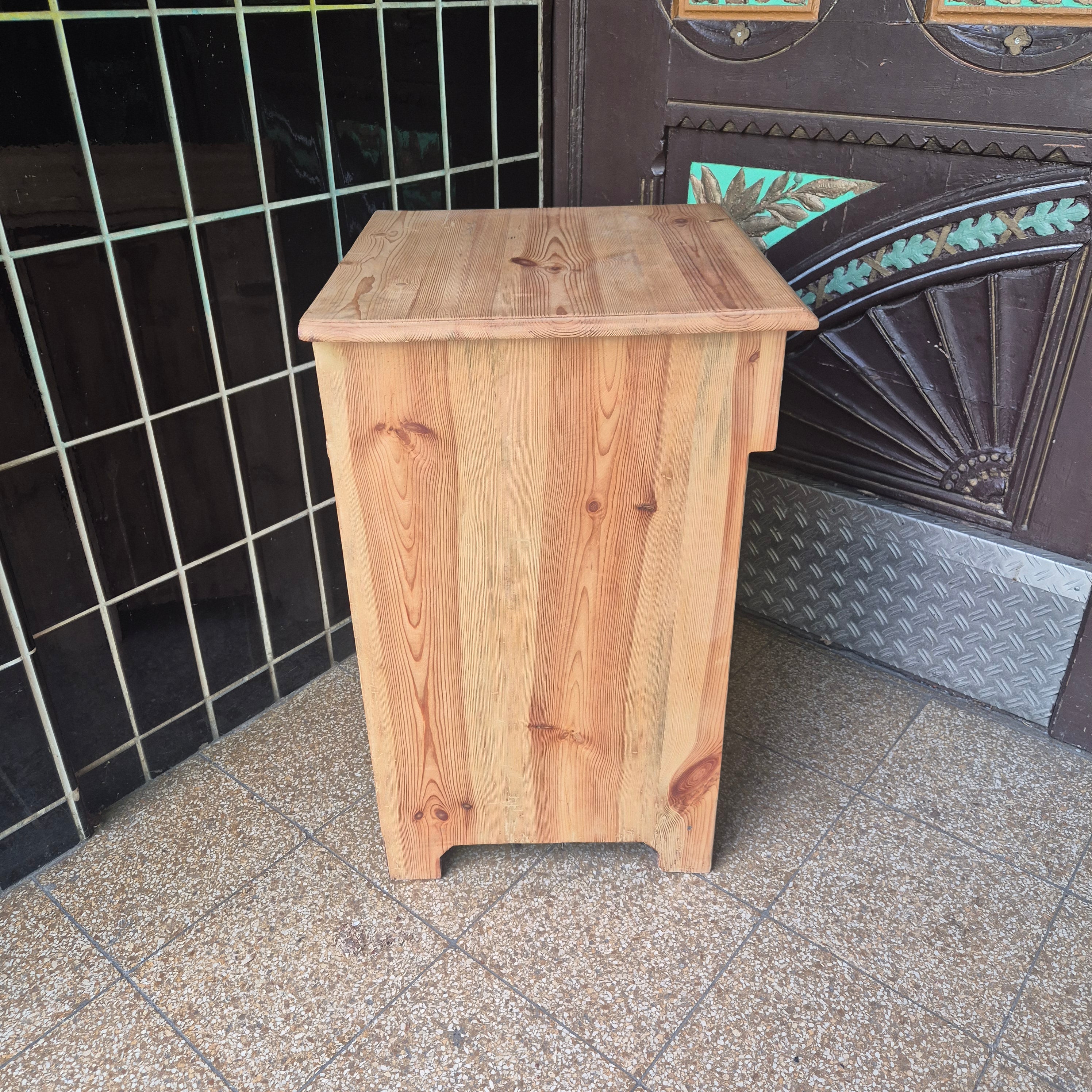 Antiker Jugendstil Nachttisch - Kiefernholz - restauriert