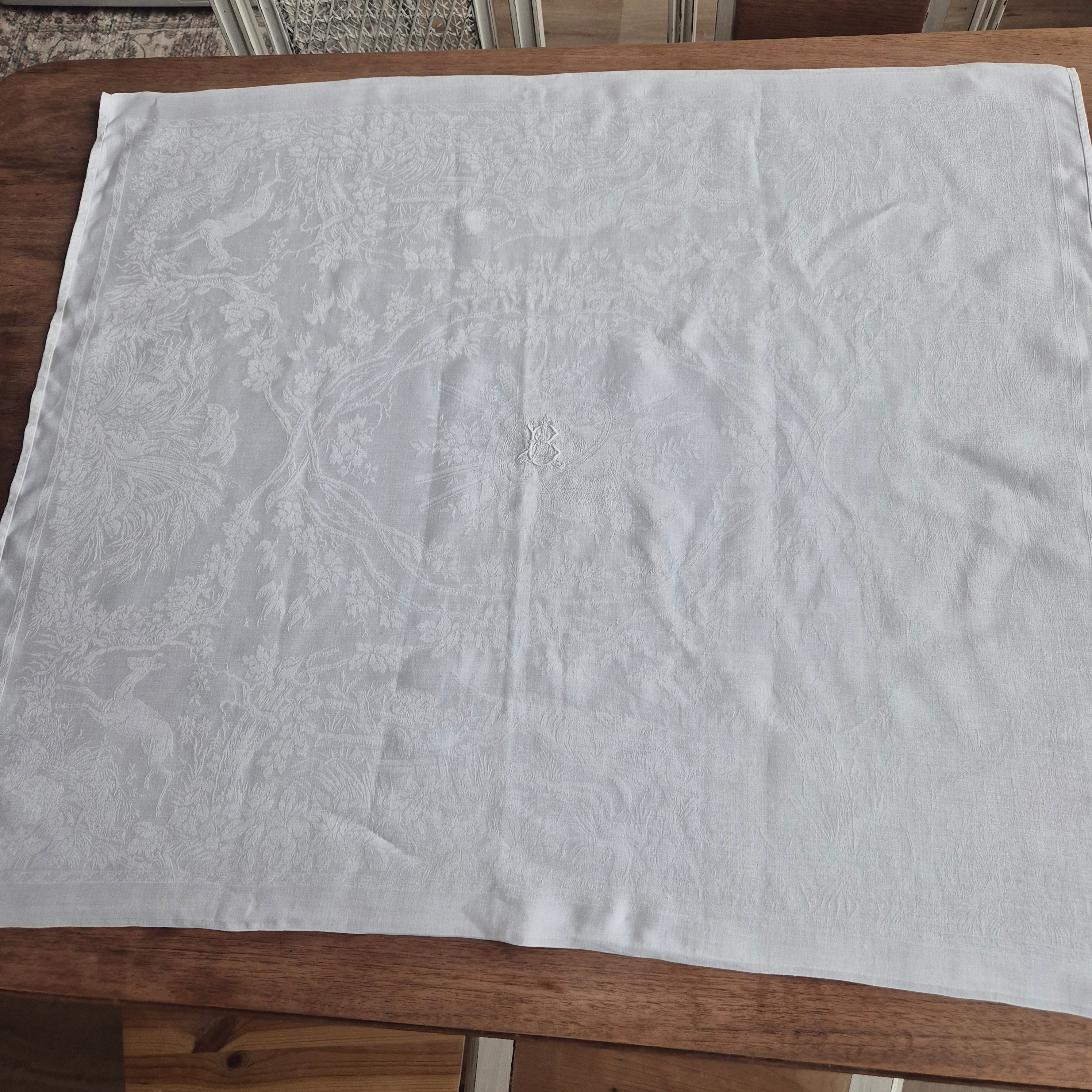 Antike Tischdecke weiß 77x91cm Damast weiß Jagtmotiv und Monogram L.B