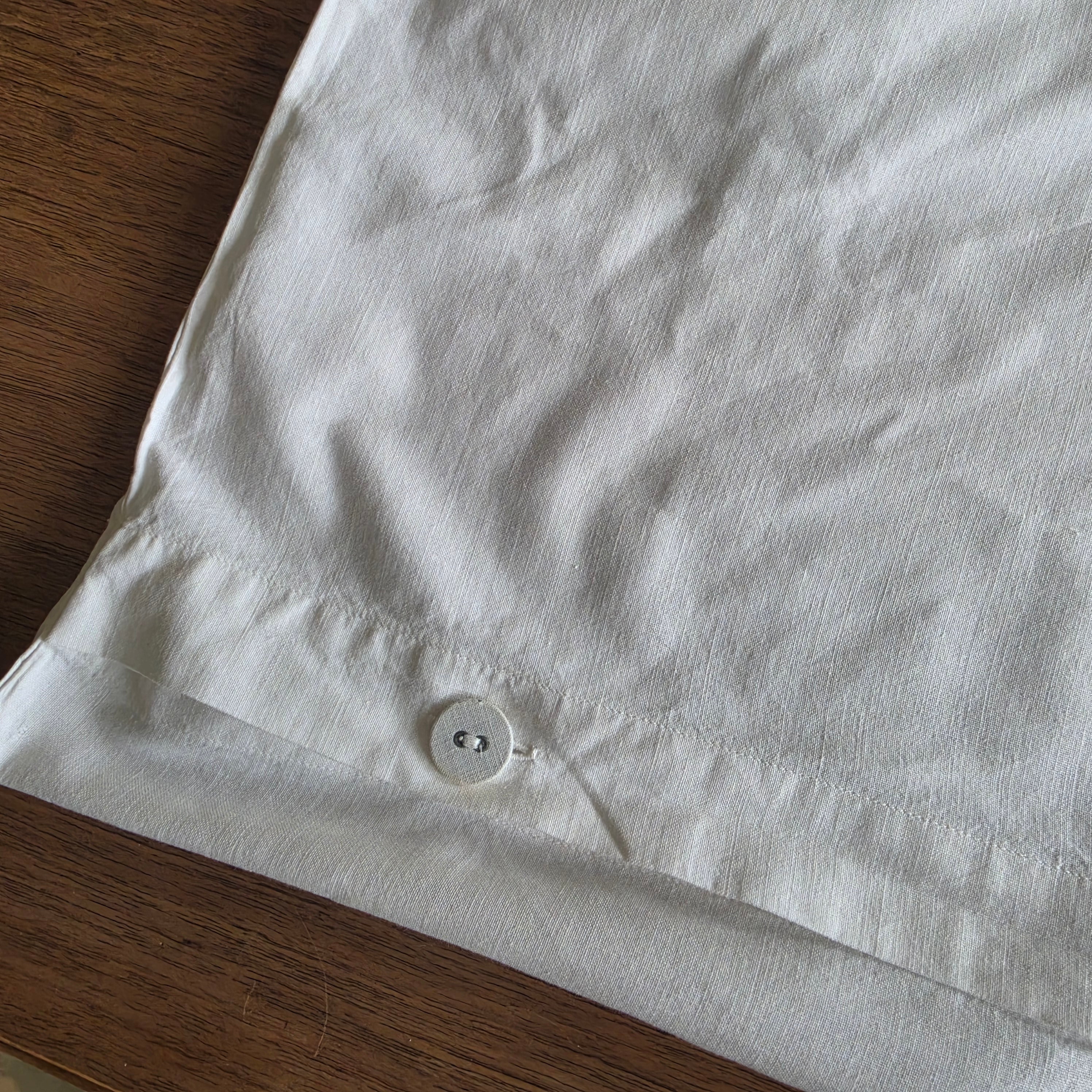 Klassischer Vintage Kissenbezug aus Leinen / Baumwolle mit Monogramm „KW“ & Stoffknöpfen - 80x75cm