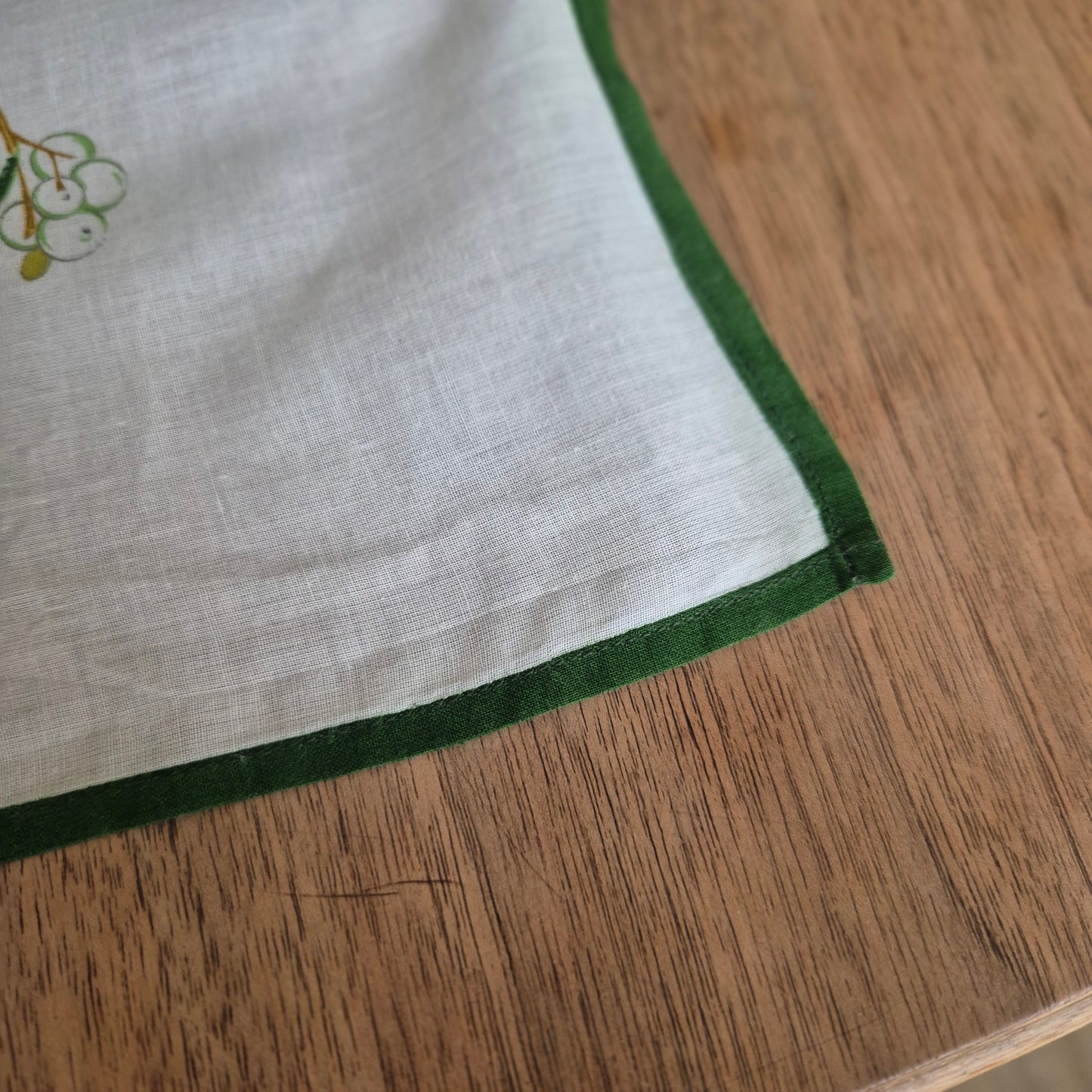 2x Vintage bedruckte Servietten Grün weiß Vogelmotiv und Pflanzenmotiv Baumwolle