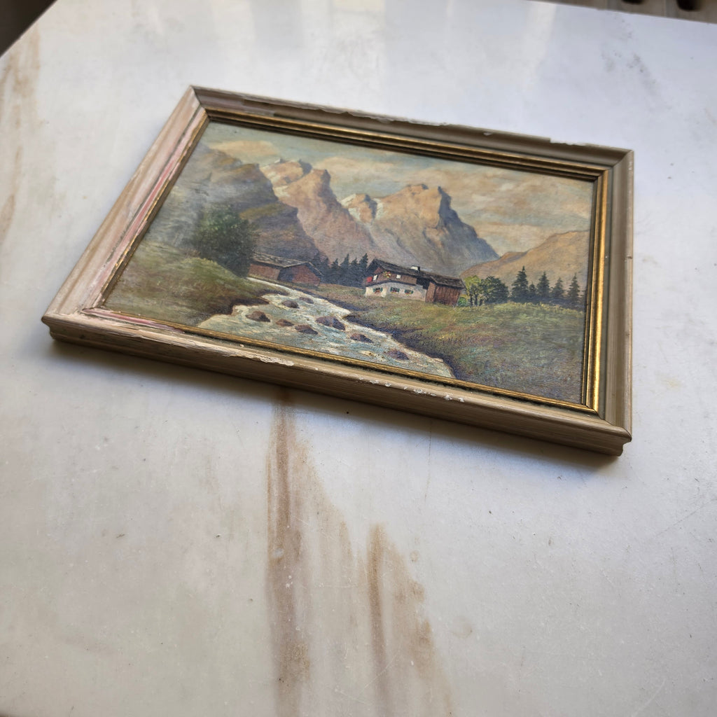 Antikes Ölgemälde „Alpenlandschaft mit Bergdorf & Bachlauf“ im rustikalen Vintage-Holzrahmen