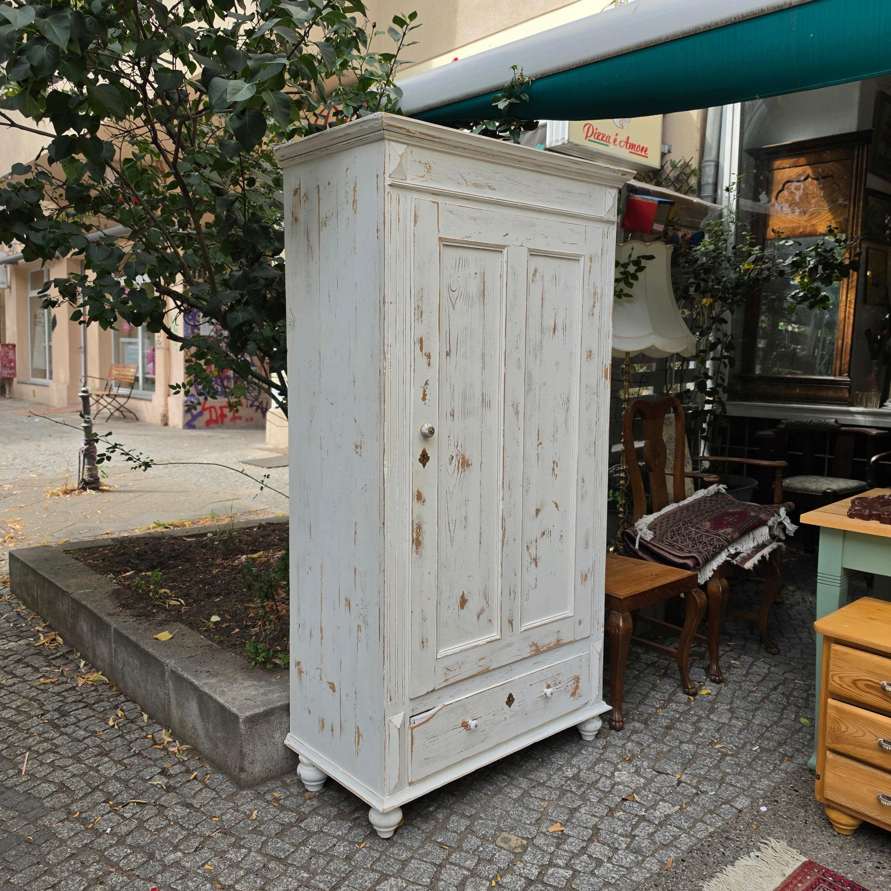 Abgeschliffener Jugendstil Holz Schrank Kleiderschrank AntikAntiker Holzschrank im Vintage Shabby-Chic Stil – Weiß patina