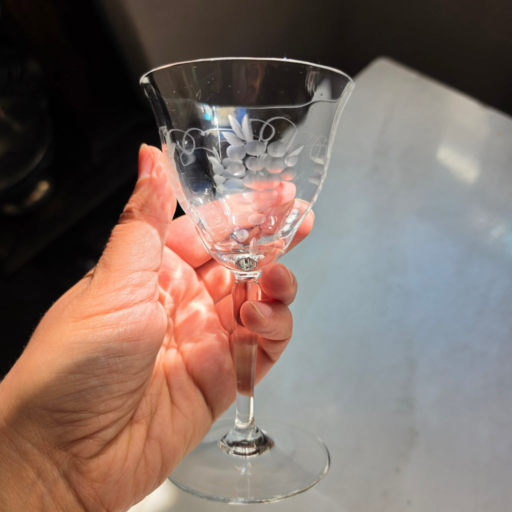 Elegantes Vintage Kristallglas mit Weintrauben-Gravur – Handgeschliffen
