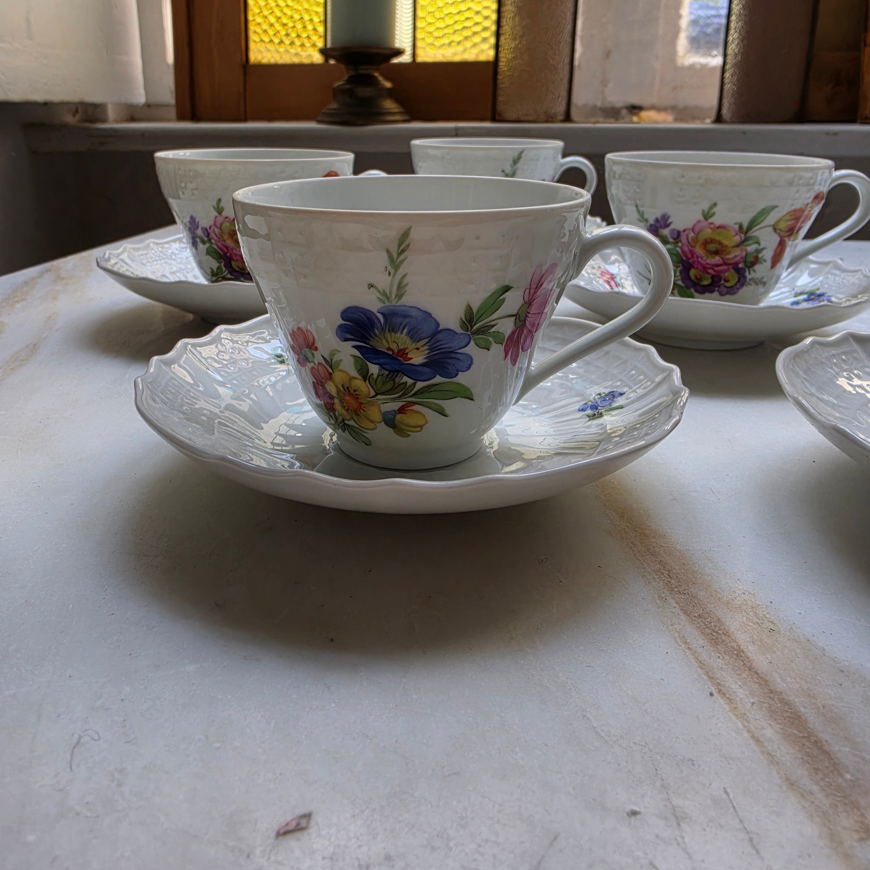 6x Antike Hutschenreuther Porzellan Tassen mit Untertassen mit Blumenmotiv Reliefrand Tee Kaffee