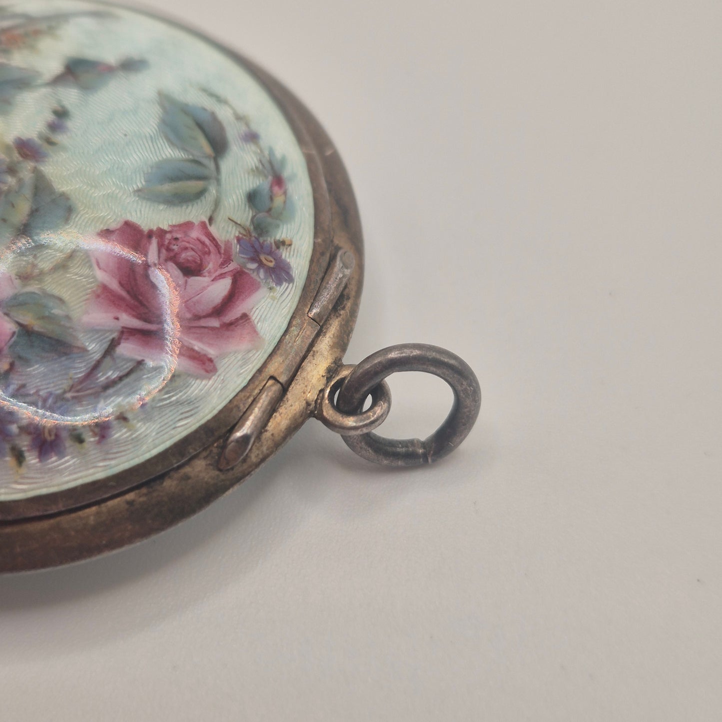 Charmante Vintage-Metalldose – Romantisches Rosen-Design mit Guilloché-Emaille