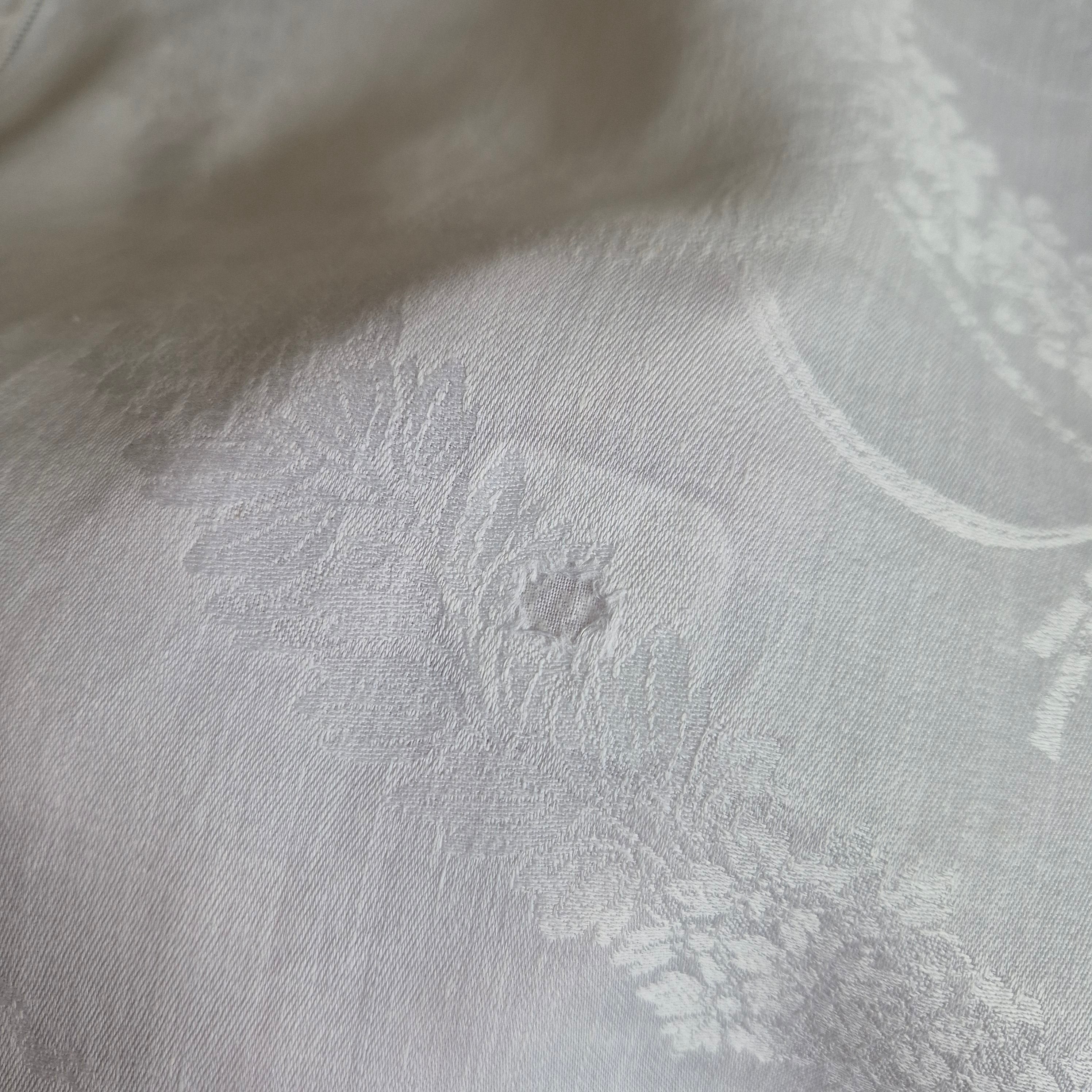 Antike Jugendstil Mitteldecke / Serviette mit Monogramm R.S weiß Damast