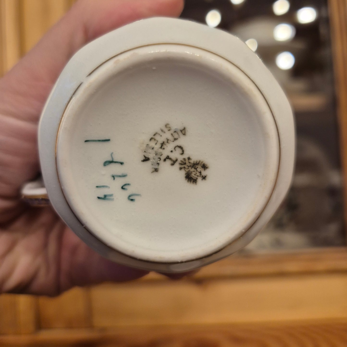 Handgemachte Sojawachskerze Weihnachtesgeschenk Macarone Sahne Dessert in Antiker Porzellan Tasse von Altwasser Silicia