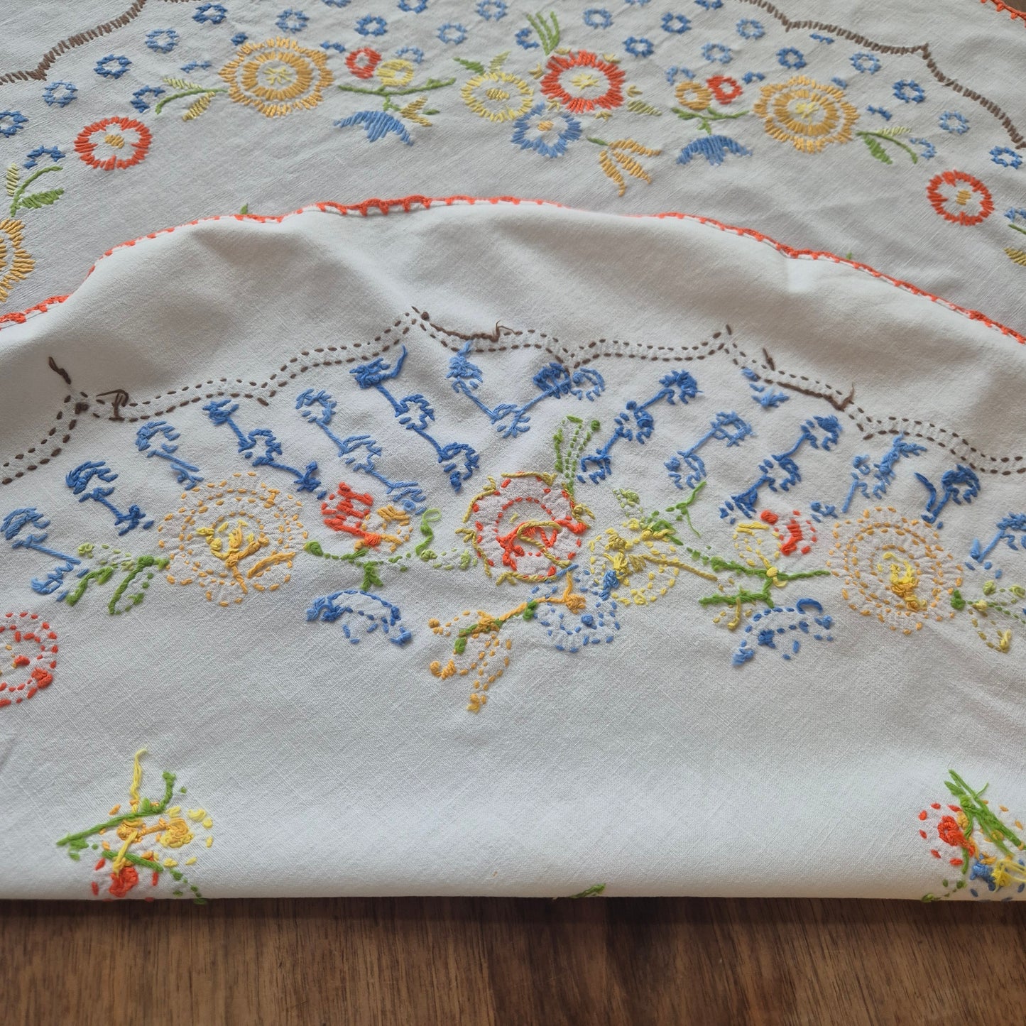 Vintage runde handgemachte Tischdecke weiß mit Blumenstickerei DDR  96cm