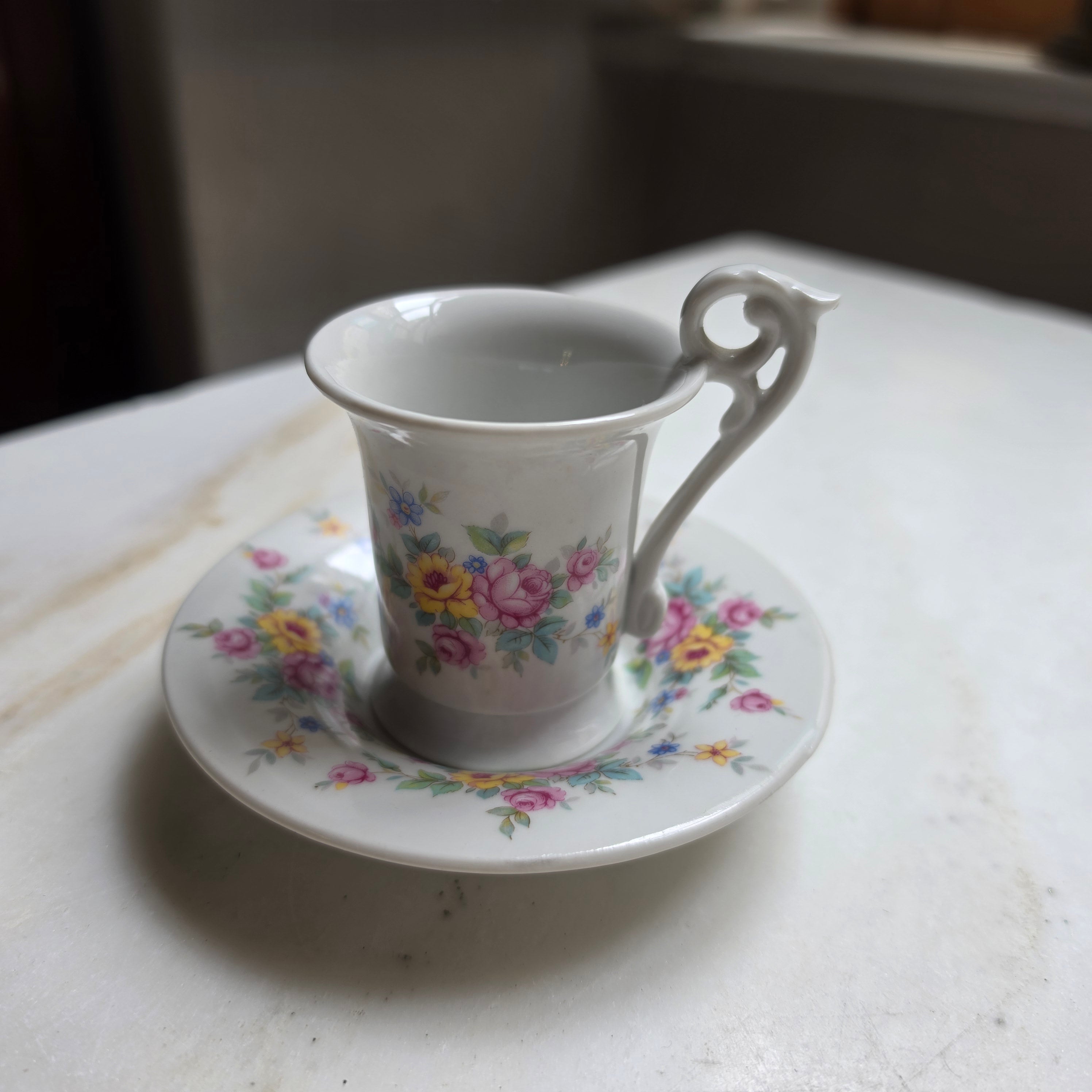Vintage Kahla Mokkatasse mit Untertasse – Romantisches Blumenmuster & Zierhenkel