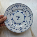 Edler Porzellanteller mit klassischem Strohblumenmuster / Zwiebelmuster – Blau-Weiß Vintage