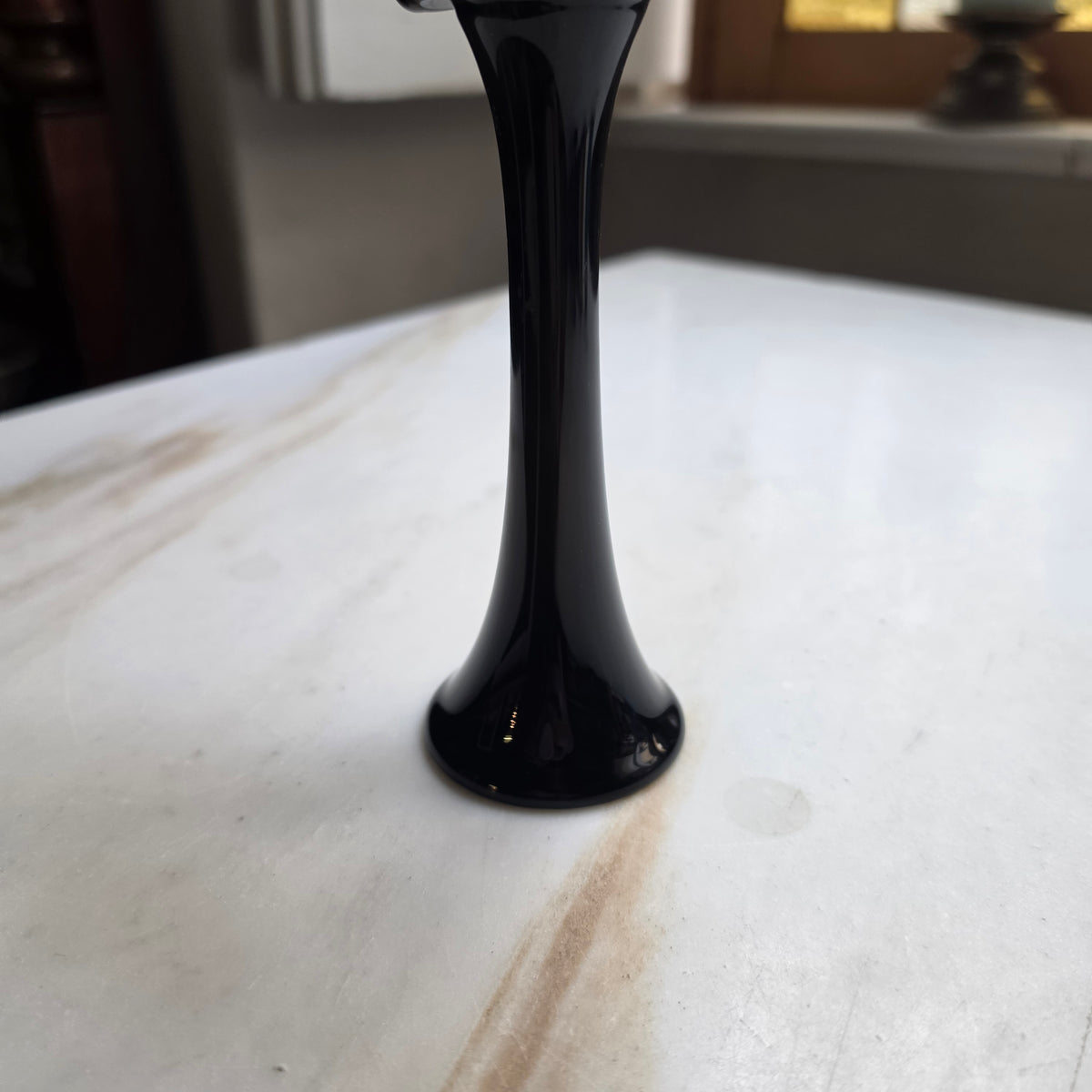 Vintage Solitär-Vase aus schwarzem Glas mit Wellenrand (Gefältelter Rand / Solifleur)