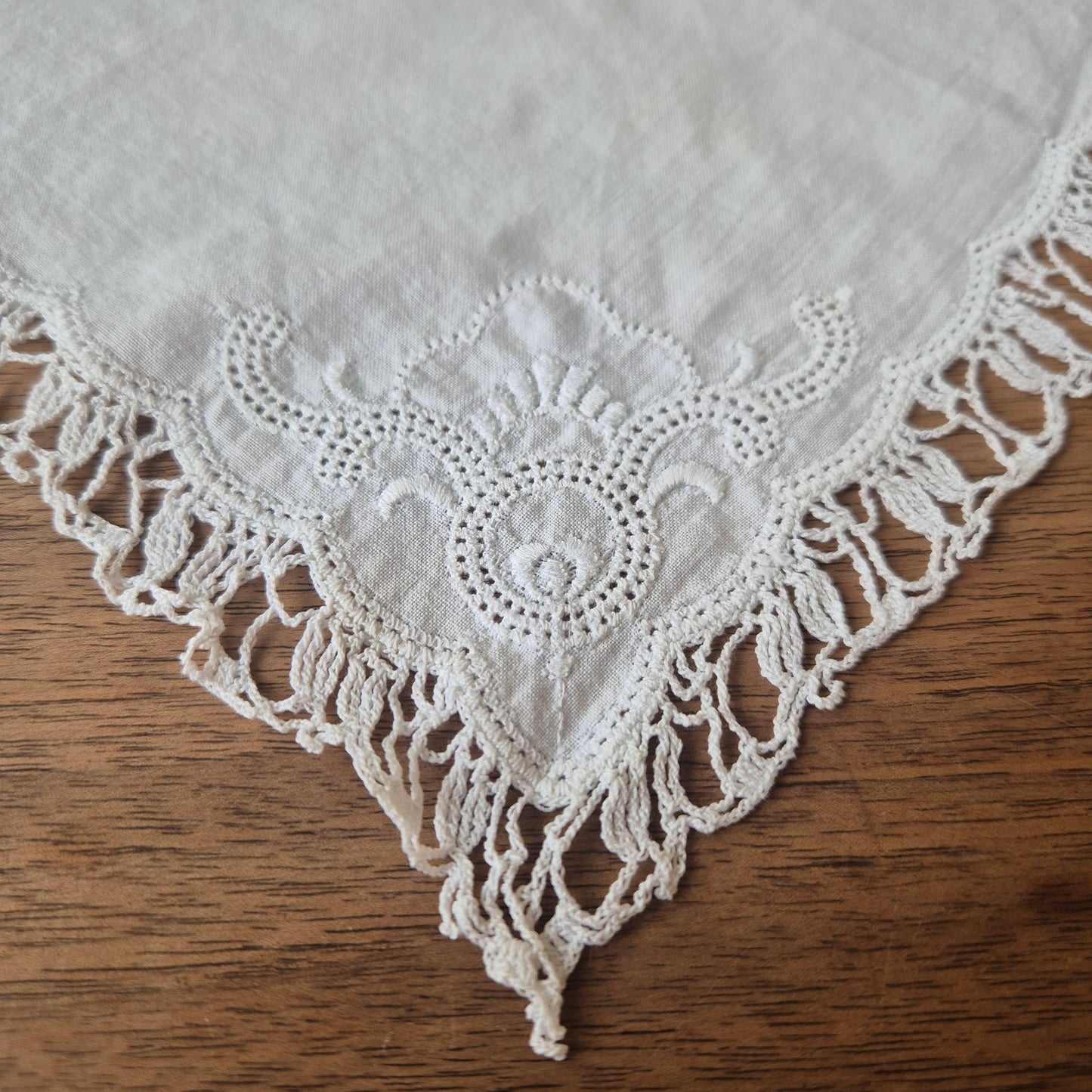 Vintage Stofftaschentuch weiß Stickerei Baumwolle gehäkelt/geklöppelt 28x28cm (Flecken)