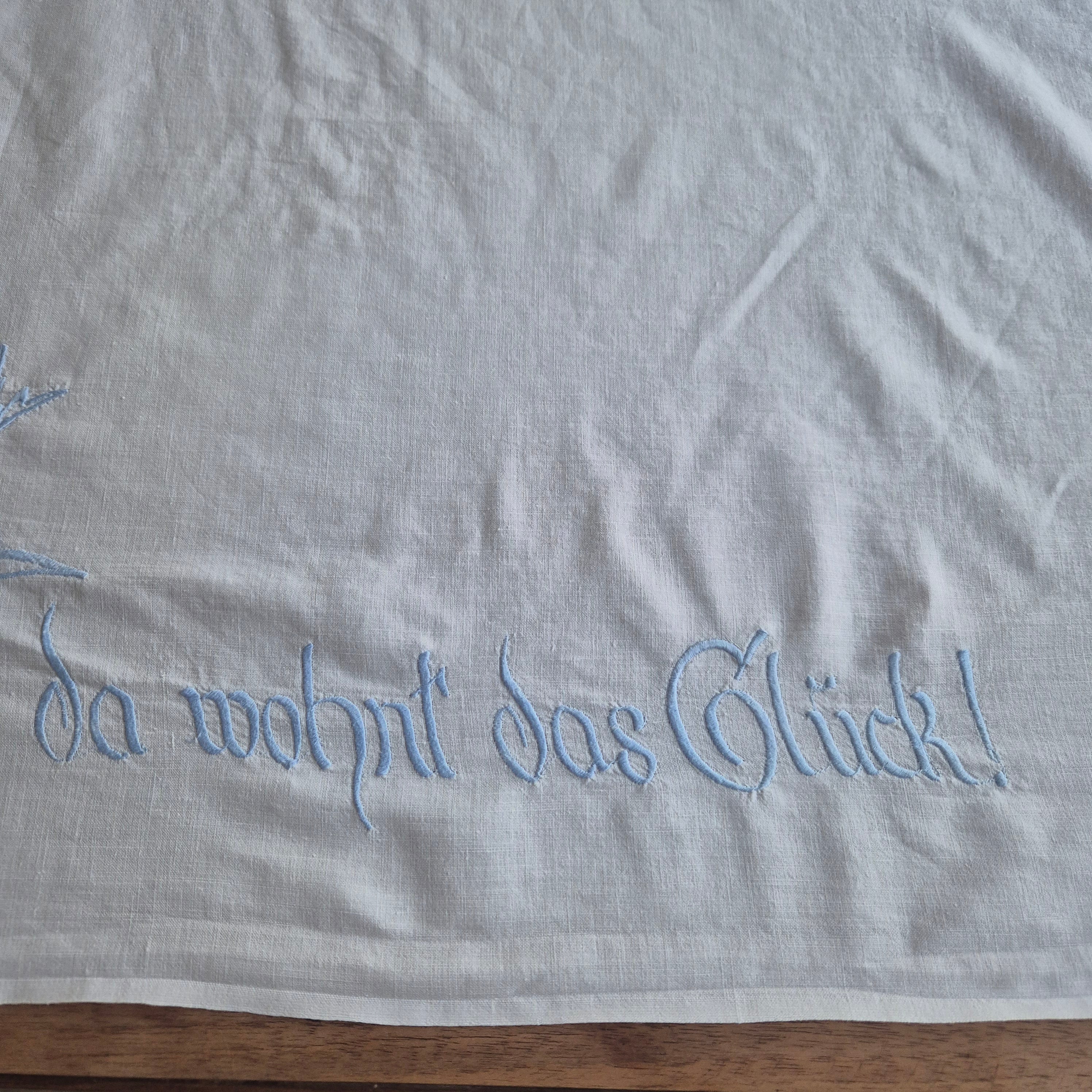 Großes Baumwolltuch mit Spruch "Wo die Schwalben nisten, da wohnt das Glück!" 140x210cm