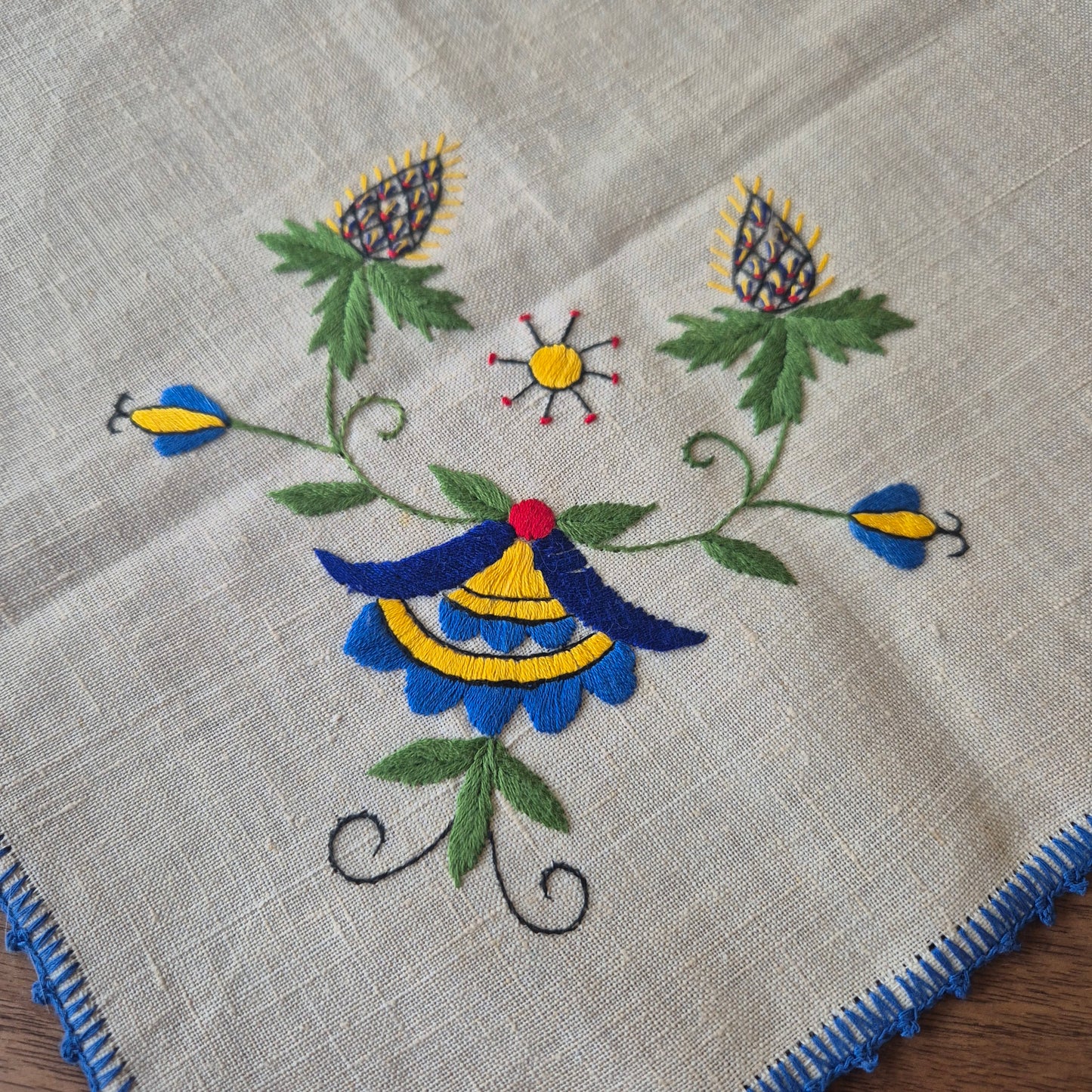 Kleines DDR Zierdeckchen Leinen Handgestickt 32x32cm