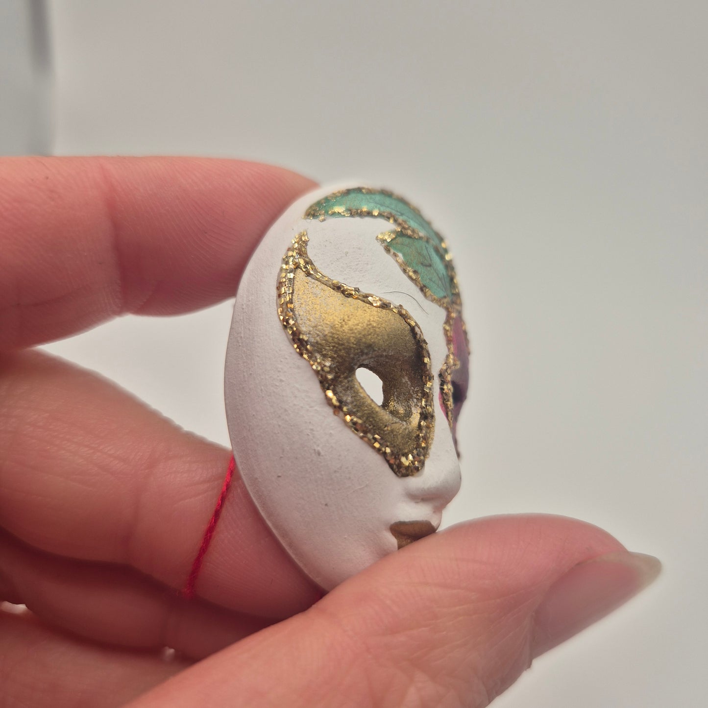 Wunderschöne venezianische Masken-Brosche | Handgemacht | Keramik Unikat
