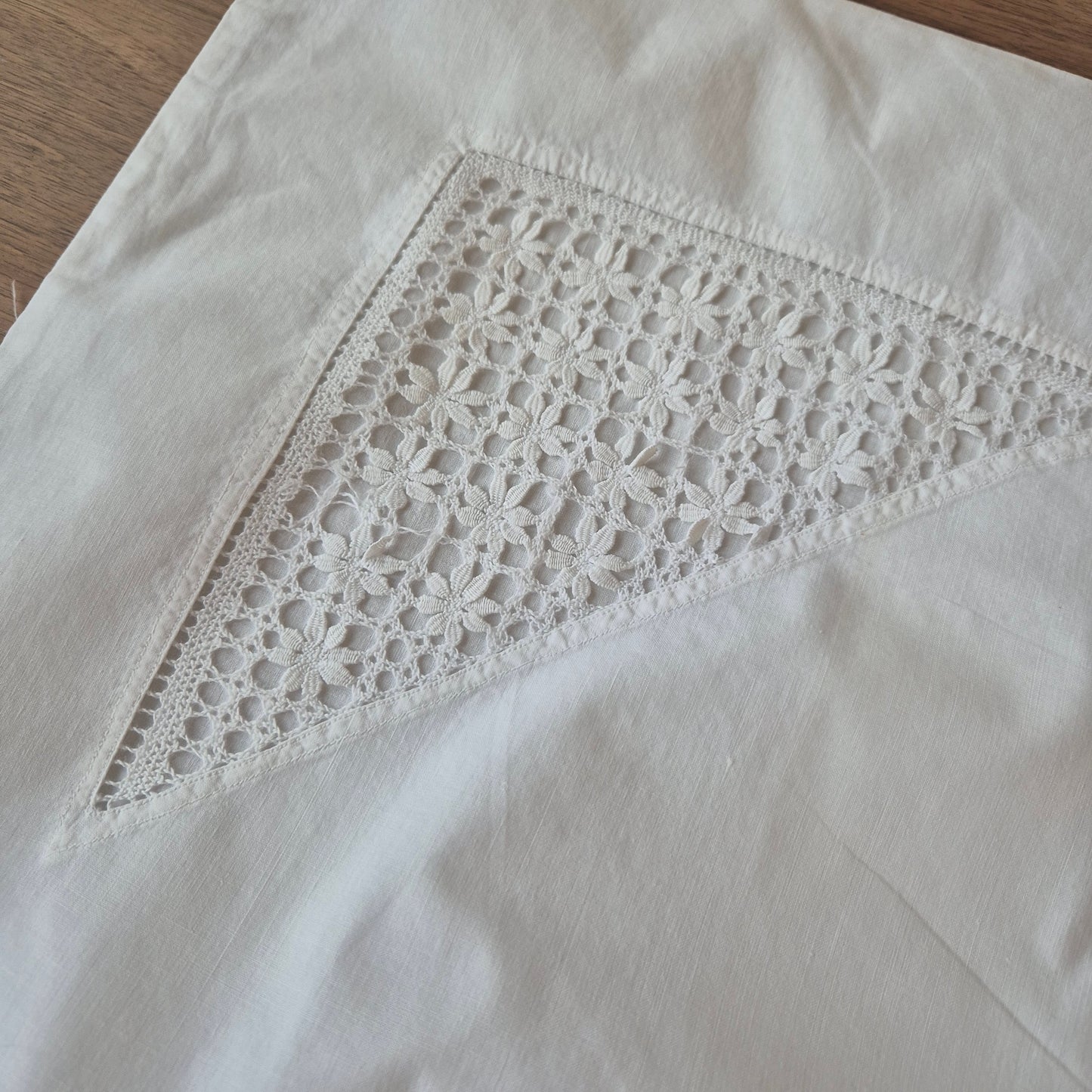 Antiker Kopfkissenbezug mit zarter Stickerei 73x72cm Baumwolle Monogramm H.B (beschädigt)