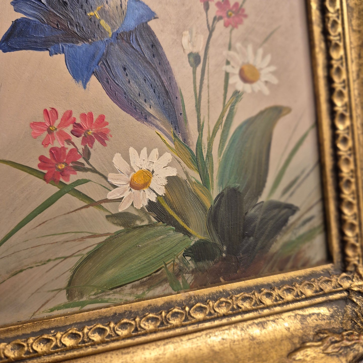 Altes gerahmtes Blumenbild blauer Enzian im Barock Stil Ölmalerei