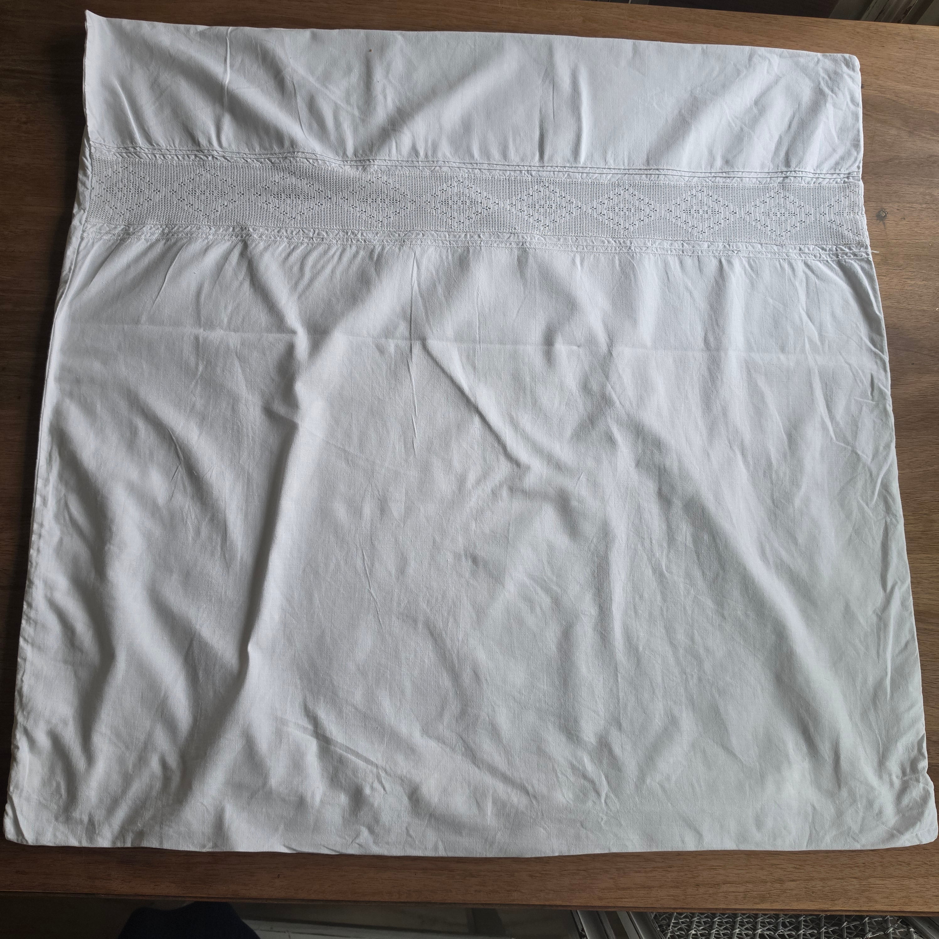 Antiker Baumwoll-Kissenbezug mit breiter Klöppelspitze um 1920 - Weißes Vintage-Kissen 75x75cm