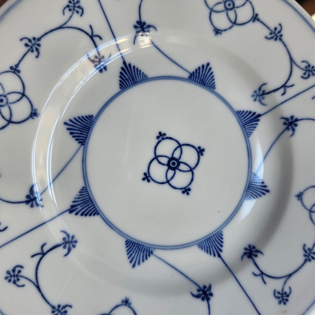 Edler Porzellanteller mit klassischem Strohblumenmuster / Zwiebelmuster – Blau-Weiß Vintage