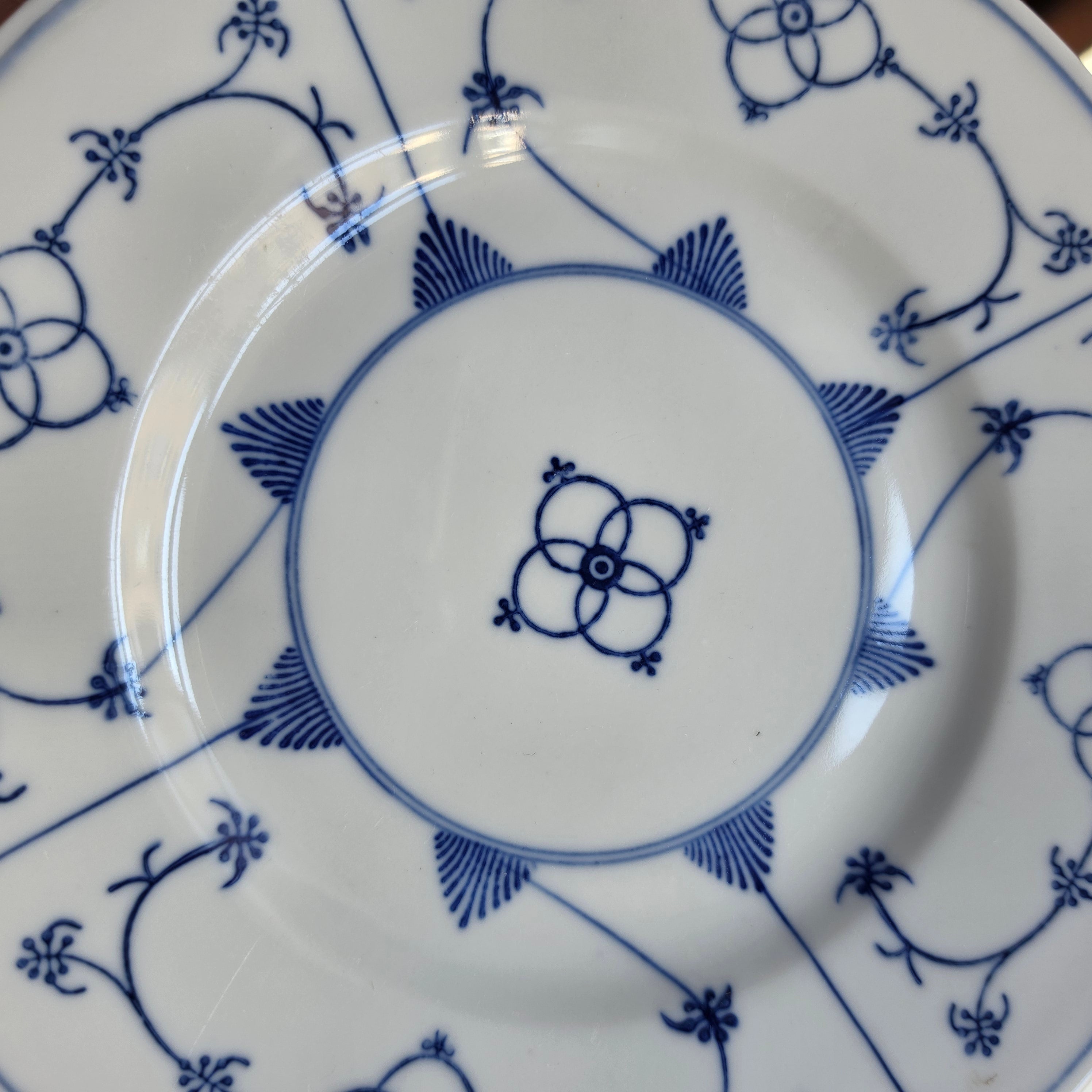 Edler Porzellanteller mit klassischem Strohblumenmuster / Zwiebelmuster – Blau-Weiß Vintage