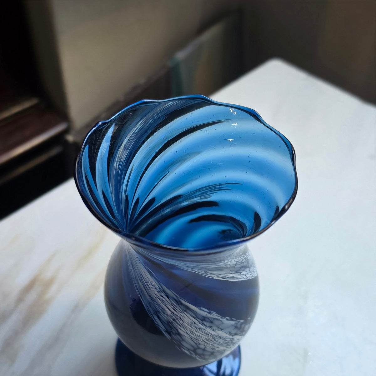 Mundgeblasene Kunstglas-Vase in Cobaltblau – Elegantes Wirbel-Design