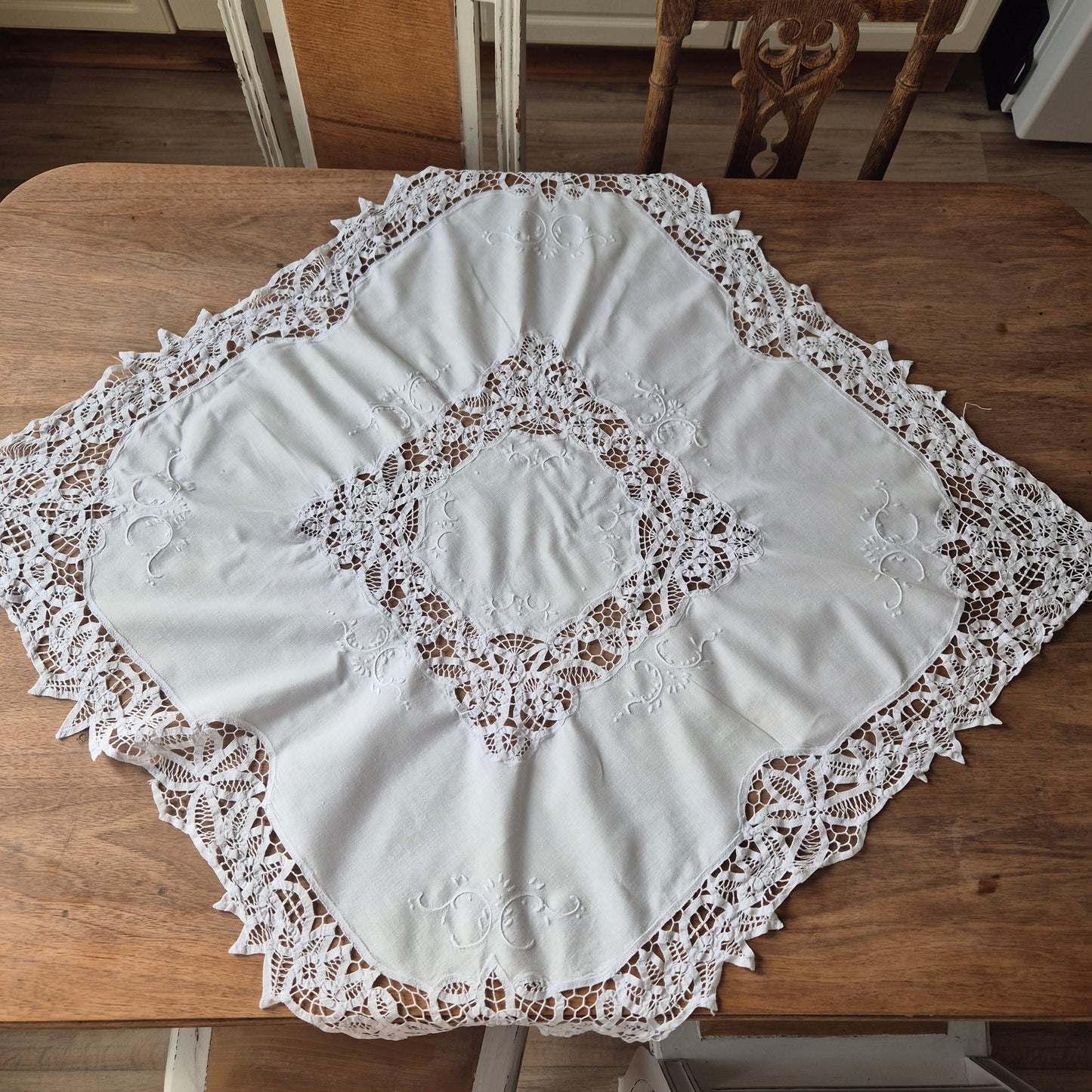 Antike viktorianische Spitzen Tischdecke gehäkelt geklöppelt weiß 85x85cm (Stockflecken Rückseite)