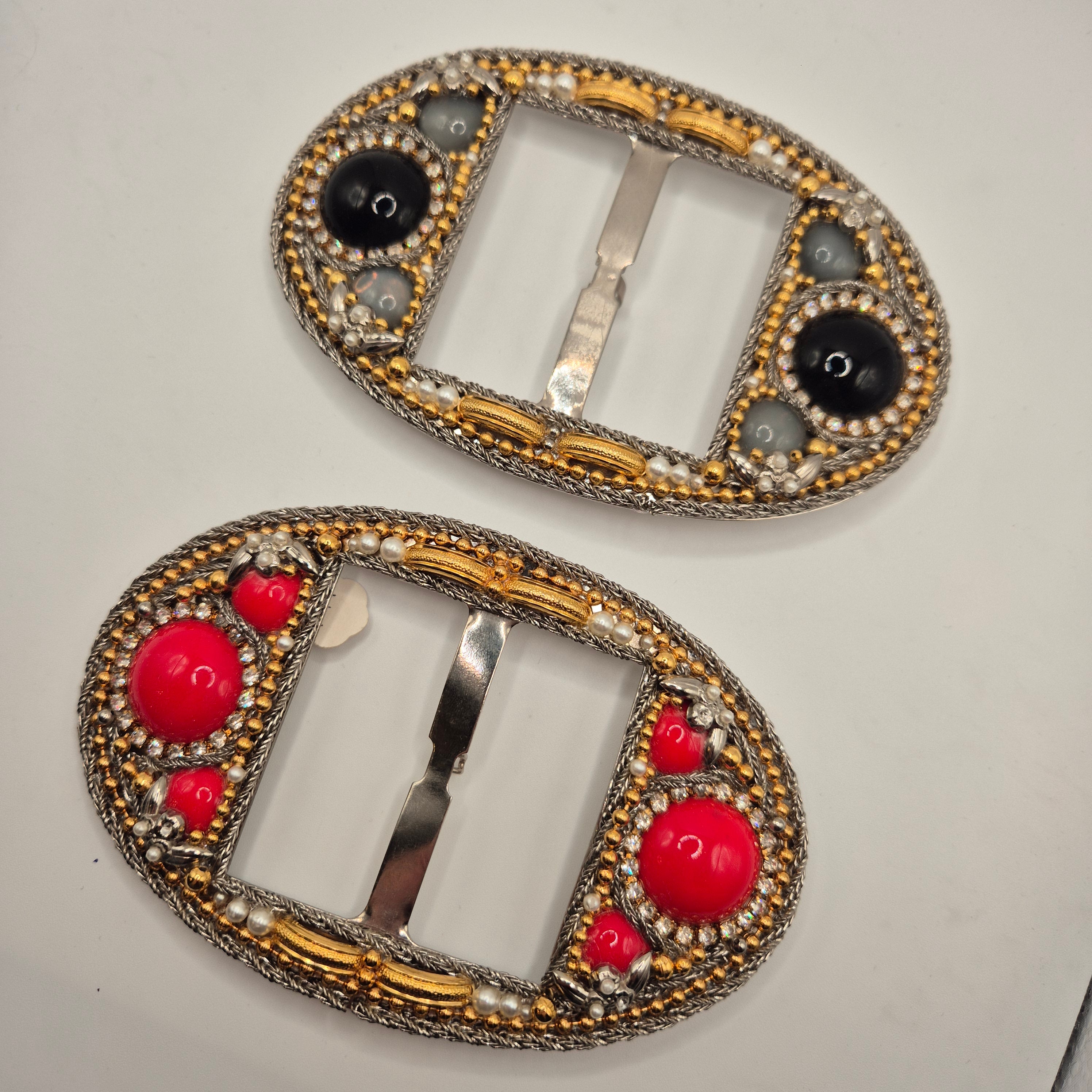 Große Vintage 80er Jahre Gürtelschnalle Oval Handmade rot schwarz gold