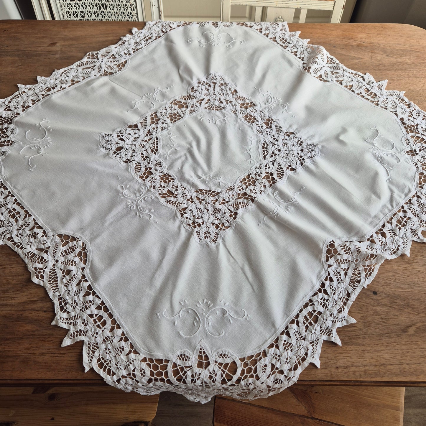 Antike viktorianische Spitzen Tischdecke gehäkelt geklöppelt weiß 85x85cm (Stockflecken Rückseite)