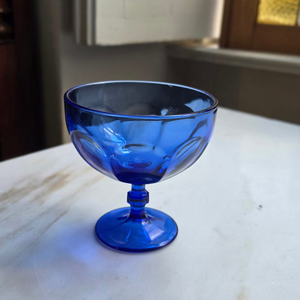 Eleganter kobaltblauer Vintage-Glasbecher auf Fuß