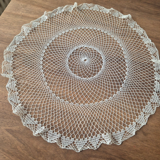 Antikes gehäkeltes / geklöppeltes Zierdeckchen weiß rund 54cm