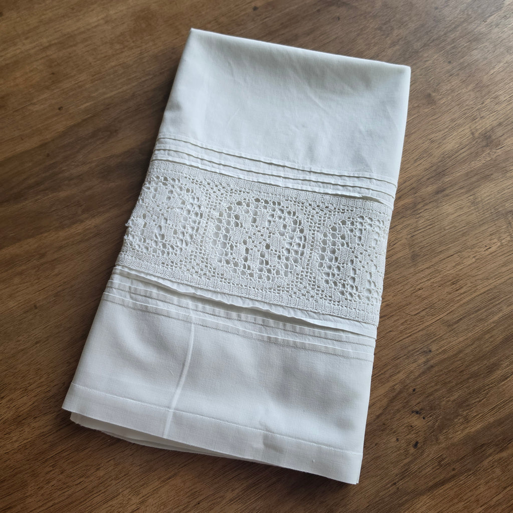 Baumwolle Upcycling-Potenzial pur: Shabby Chic Kissenhülle mit Häkelspitze - 65x75cm