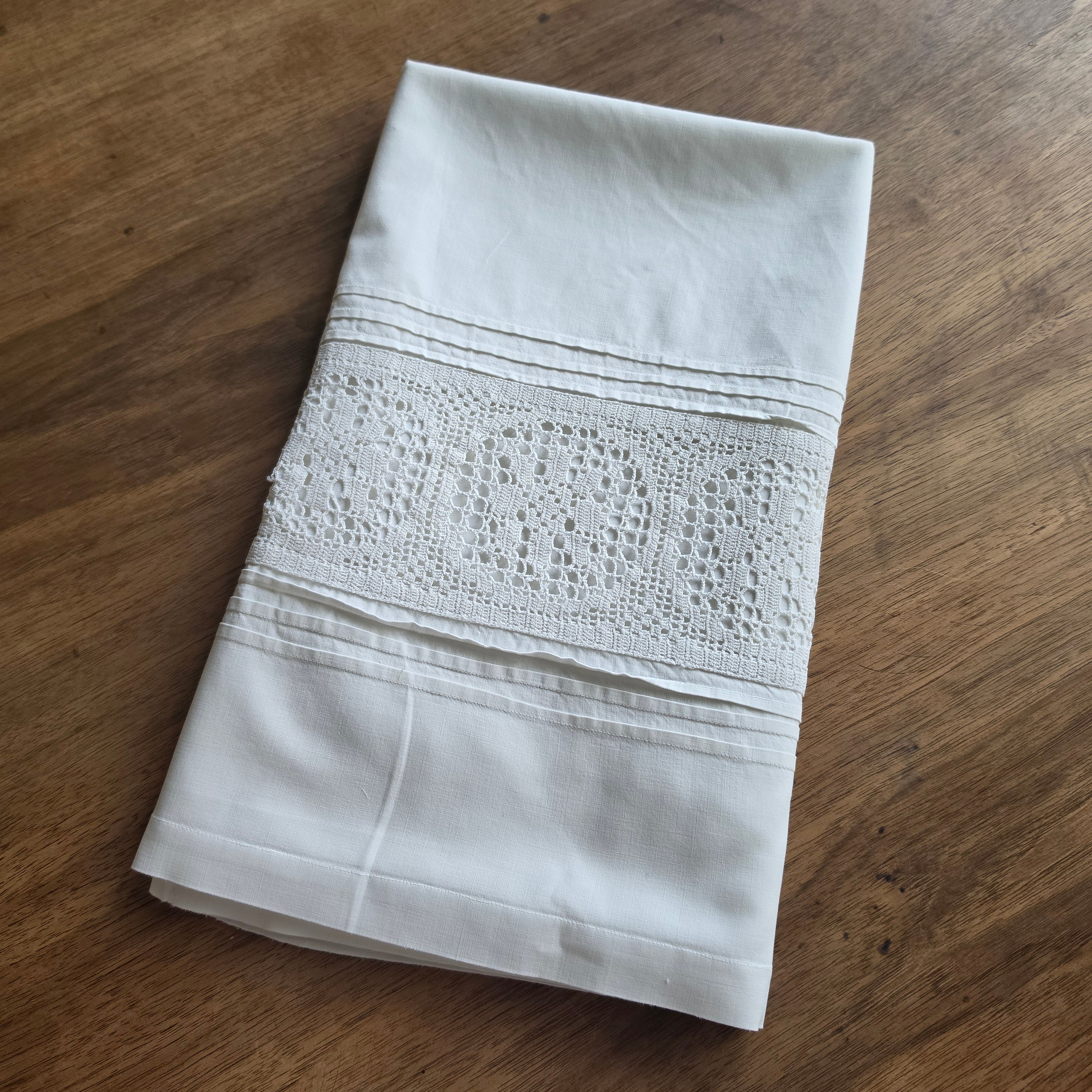 Baumwolle Upcycling-Potenzial pur: Shabby Chic Kissenhülle mit Häkelspitze - 65x75cm