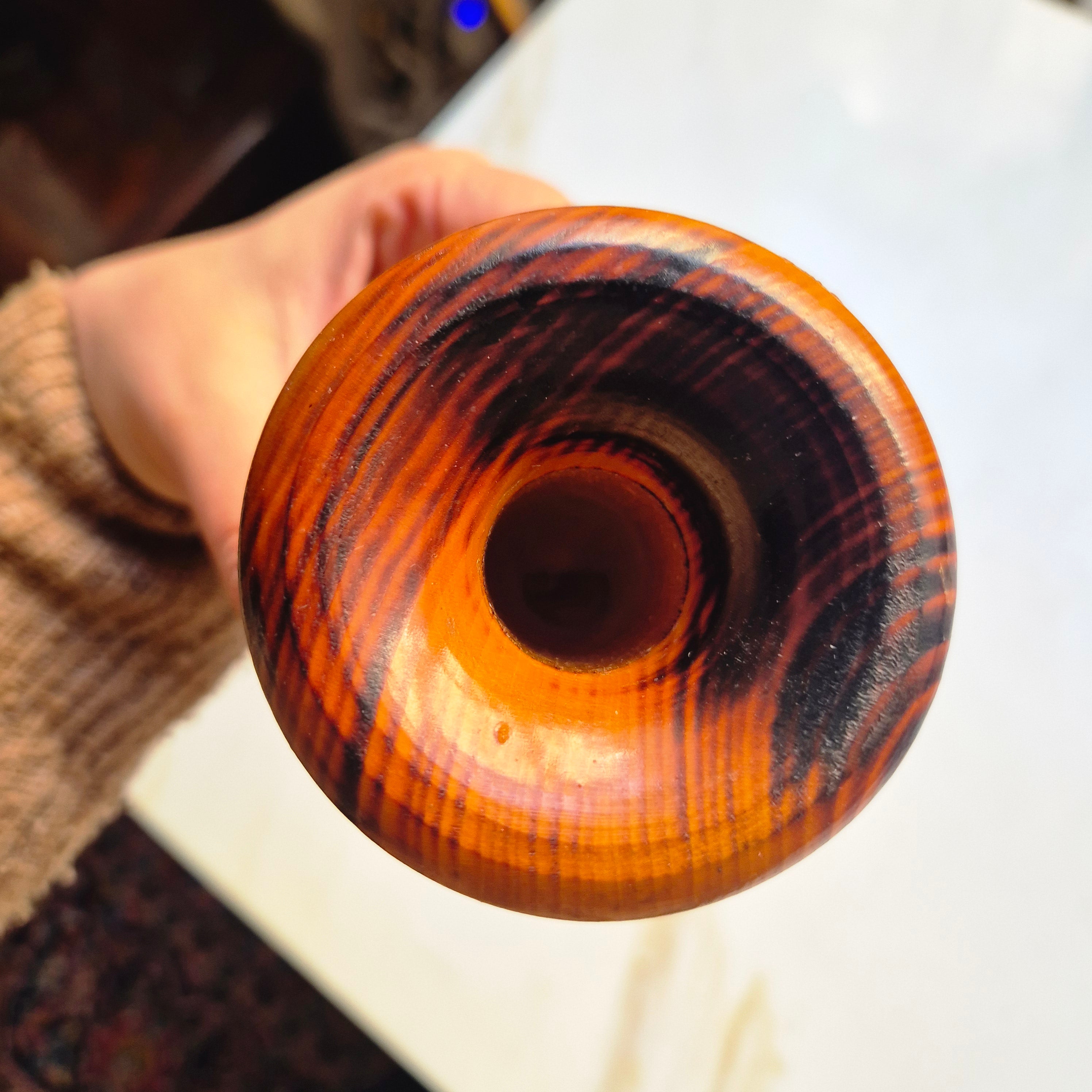Handbemalter Kerzenständer aus Holz im rustikalen Design