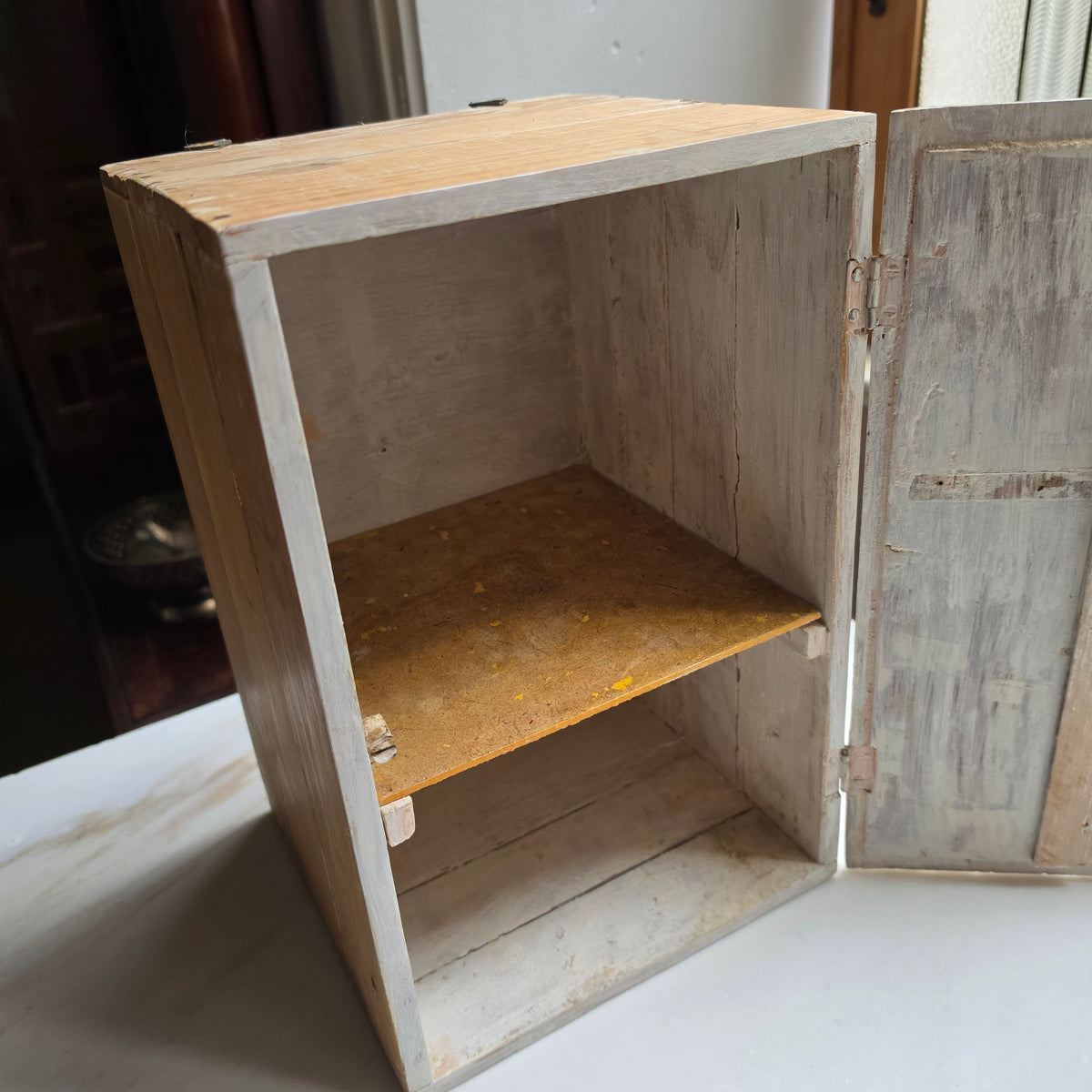 Rustikale Vintage-Holzkiste mit Deckel & Innenfach – Charmanter Holzkasten im Shabby Chic - Landhausstil