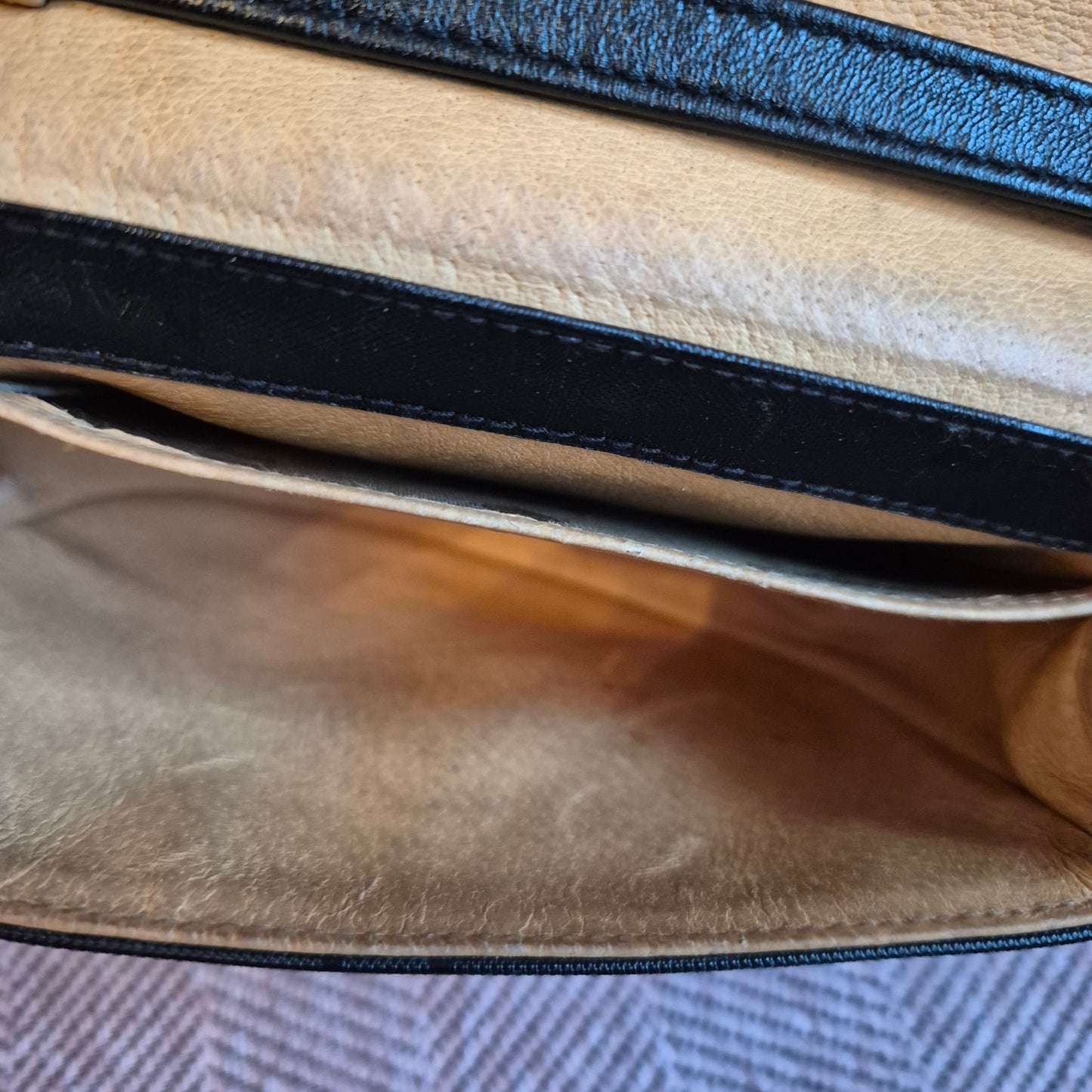 Vintage 90er Jahre MCM Umhängetasche mit Schleife – Klassisches Visetos-Design in Schwarz