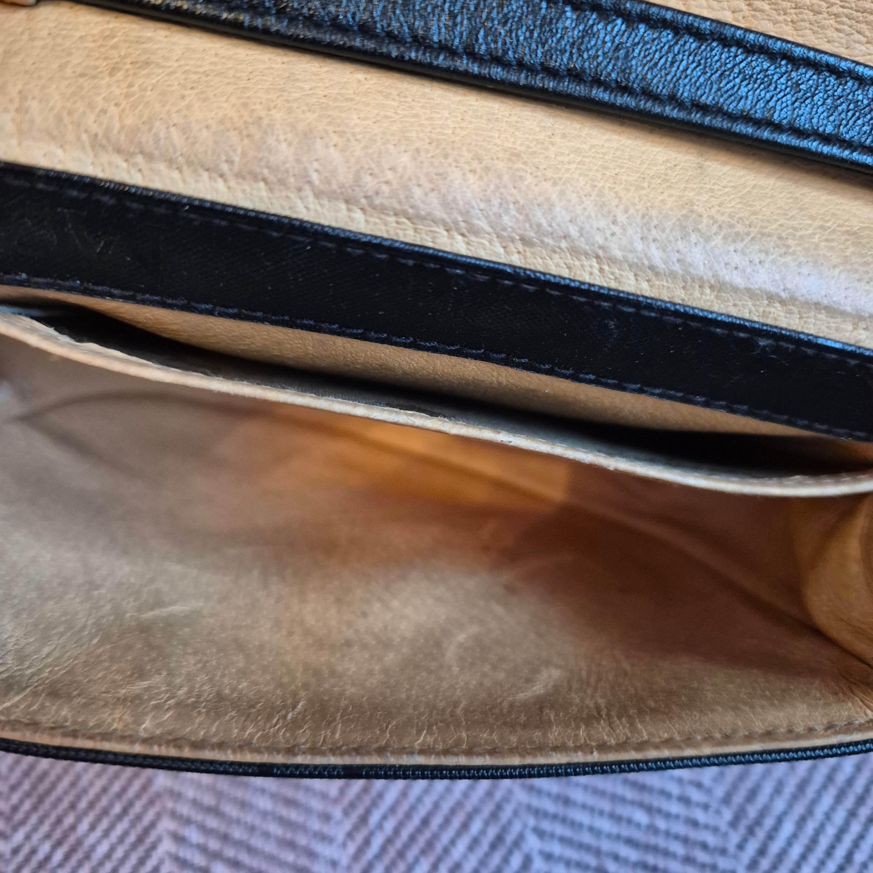 Vintage 90er Jahre MCM Umhängetasche mit Schleife – Klassisches Visetos-Design in Schwarz