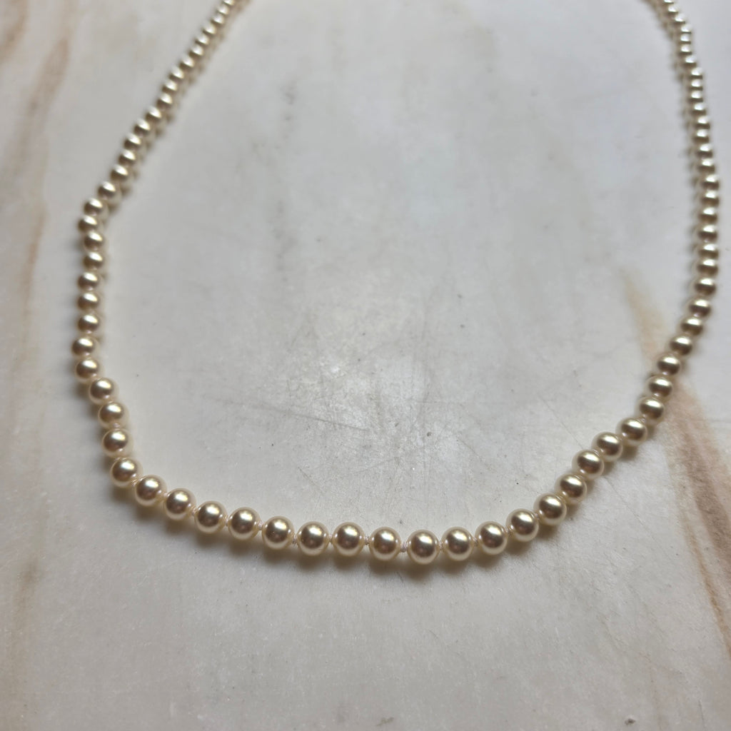 Klassische Kunstperlenkette mit warmem Schimmer – Vintage-Modeschmuck für jeden Tag